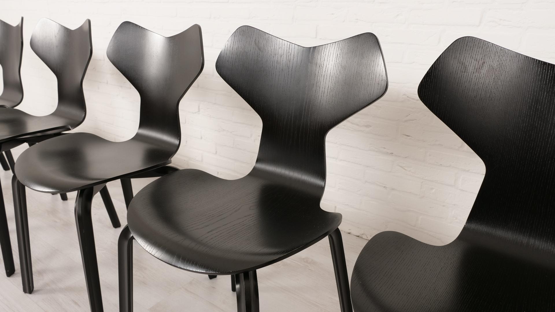 Veneer 6 x black diningchairs by Arne Jacobsen for Fritz Hansen model Grand Prix For Sale