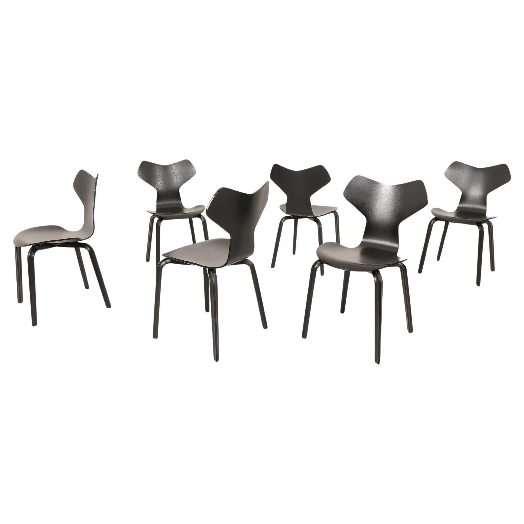 6 chaises de salle à manger noires d'Arne Jacobsen pour Fritz Hansen modèle Grand Prix en vente