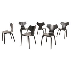 6 chaises de salle à manger noires d'Arne Jacobsen pour Fritz Hansen modèle Grand Prix