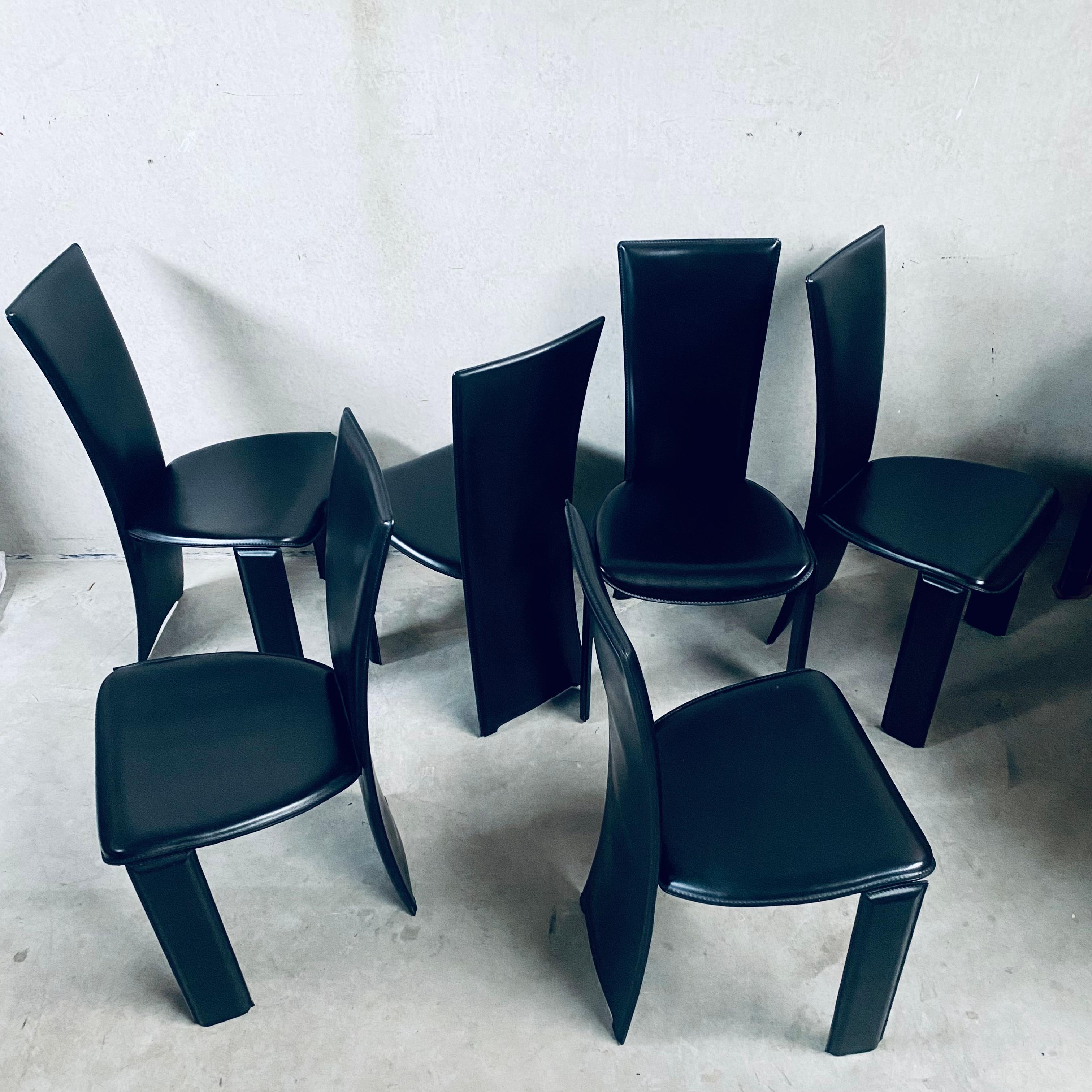Un classique intemporel : Ensemble de six chaises de salle à manger Tripot en cuir noir par Pietro Costantini, Italie 1980

Élevez votre expérience culinaire avec notre ensemble exquis de six chaises de salle à manger Tripot en cuir noir, conçues
