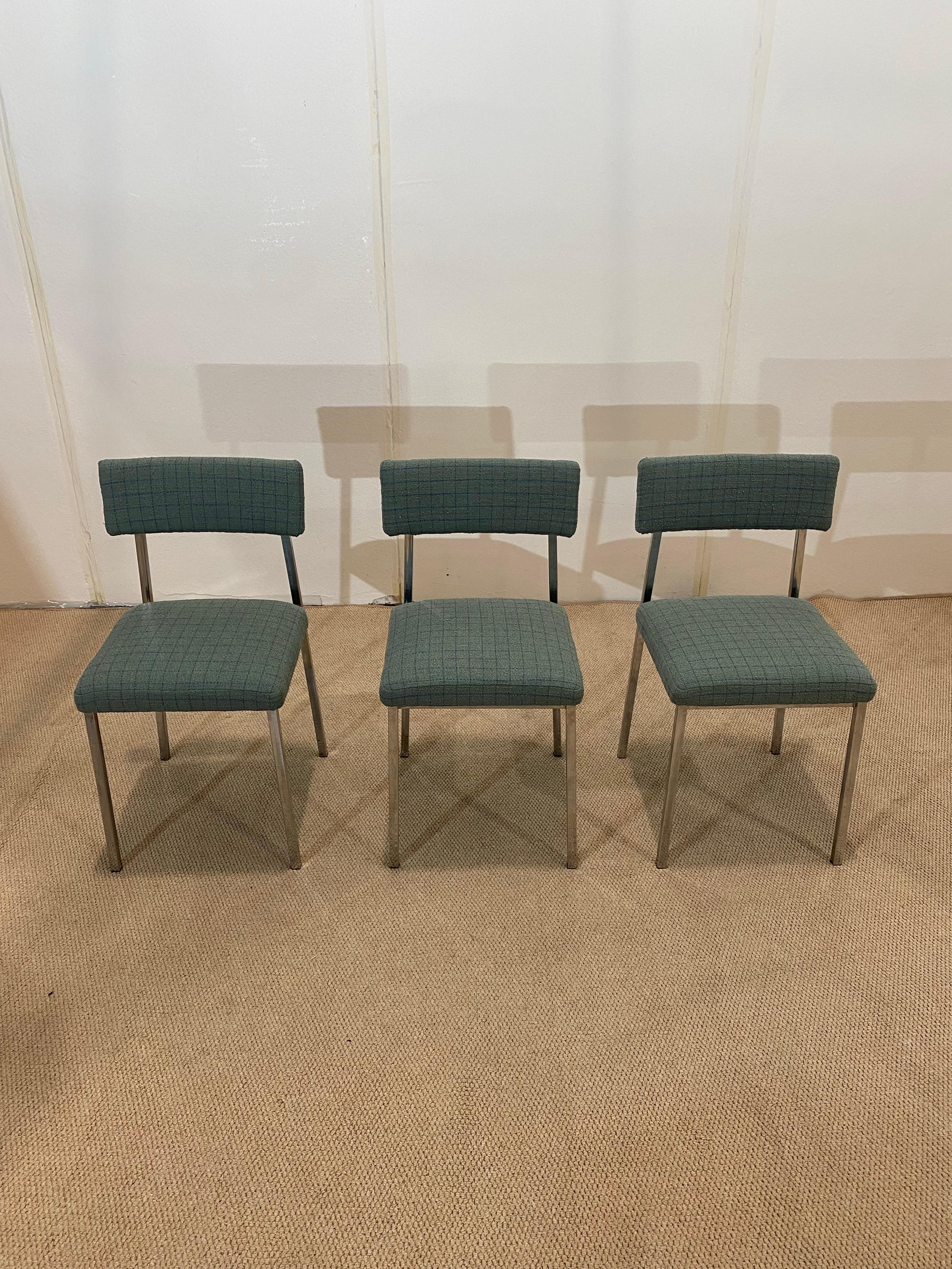 Un superbe ensemble de six chaises de salle à manger chromées avec un rembourrage en laine organique de haute qualité dans une couleur écossaise sarcelle. Les chaises sont confortables.
Le cadre chromé présente un certain angle qui les rend tout à