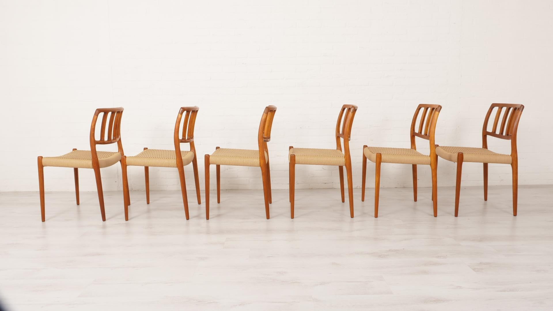 6 x chaises de salle à manger Niels Otto Møller  Modèle 83  Corde en papier  Teck  Restauré en vente 10