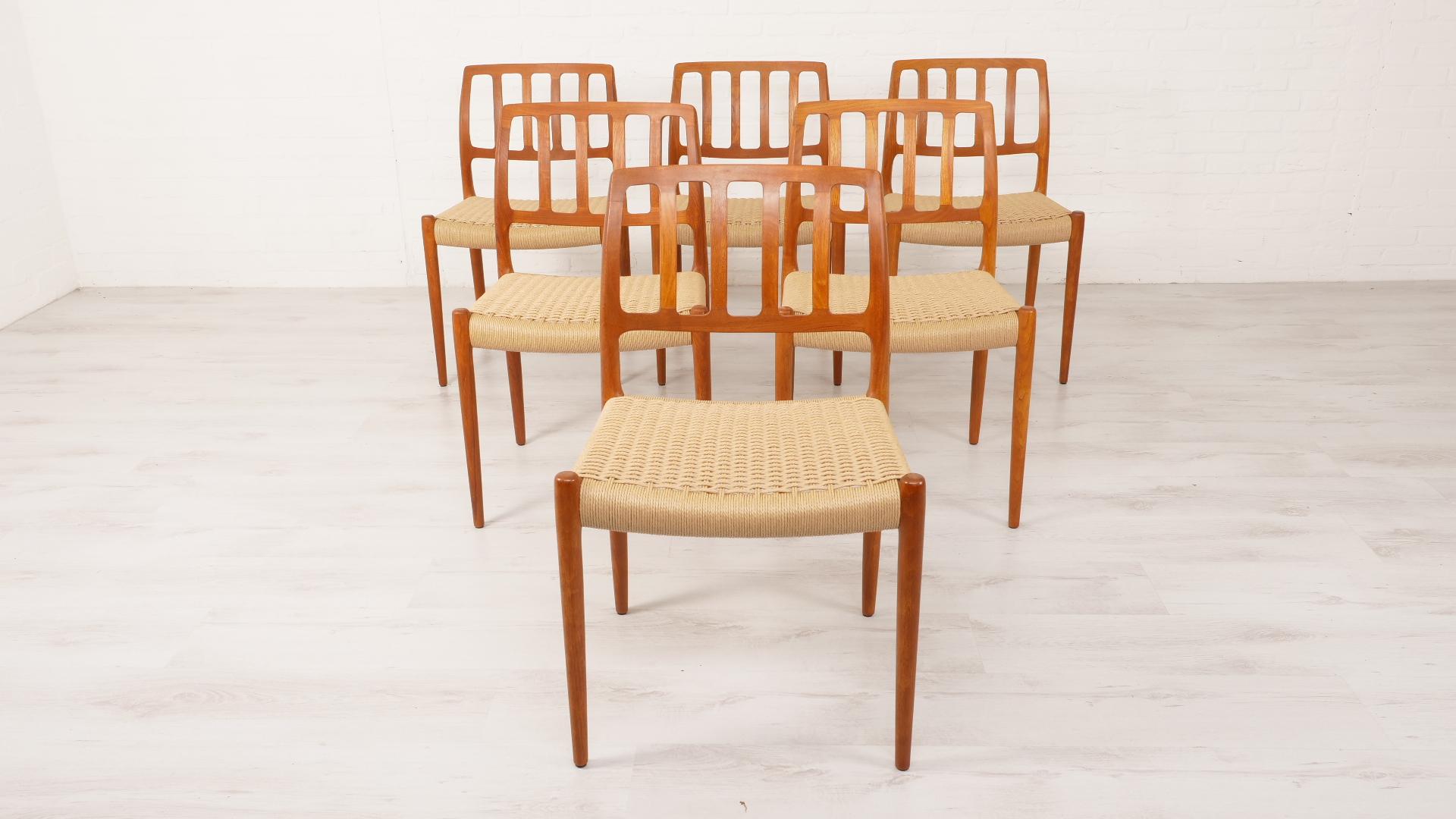 Ensemble de 6 belles et rares chaises de salle à manger vintage danoises. Ces chaises ont été conçues par Niels Otto Møller. Les chaises sont finies en teck et équipées de nouveaux cordons en papier.

Période de conception : 1950 - 1960
Style :
