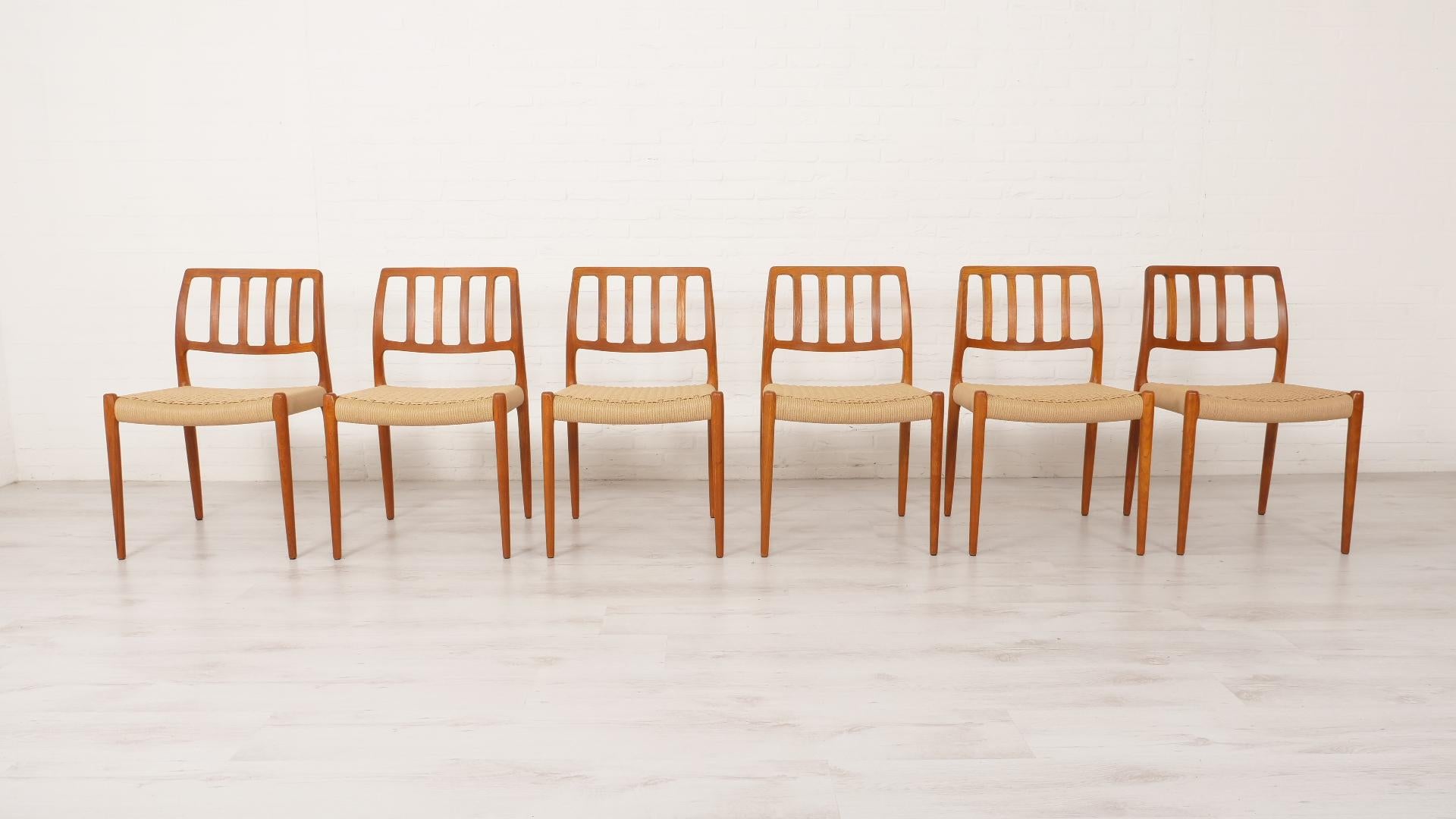 Danois 6 x chaises de salle à manger Niels Otto Møller  Modèle 83  Corde en papier  Teck  Restauré en vente