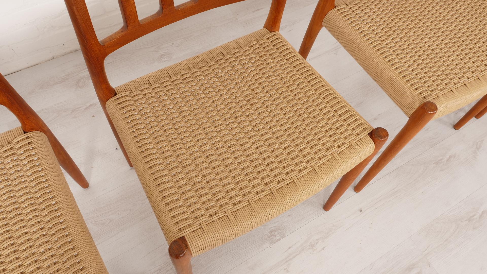 Milieu du XXe siècle 6 x chaises de salle à manger Niels Otto Møller  Modèle 83  Corde en papier  Teck  Restauré en vente
