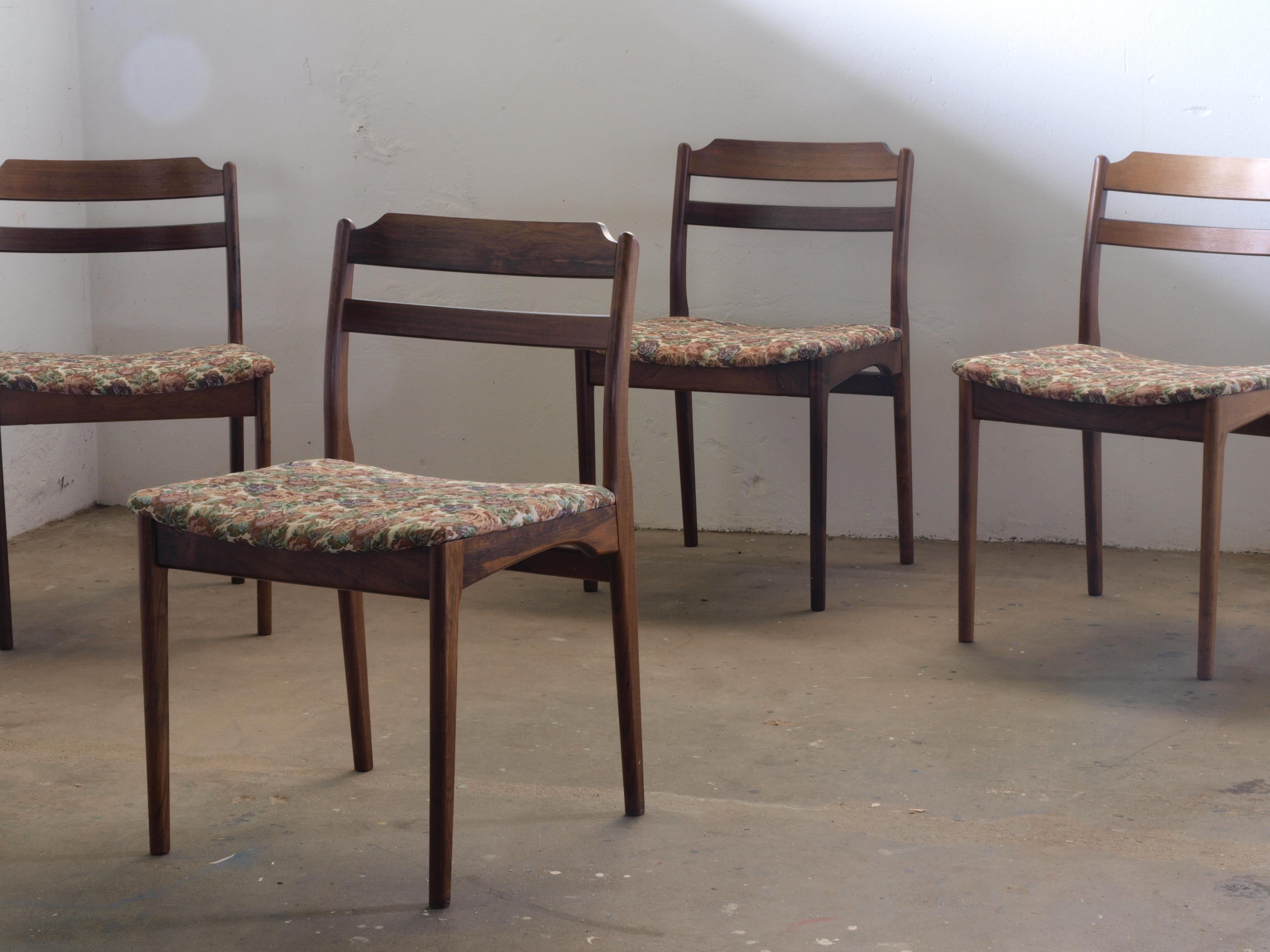 Well-crafted rosewood chairs from Thorsø Stole og Møbelfabrik, featuring beautiful floral upholstery. In excellent condition with no tears or odors. Sold as a set of 6, all from the same home and meticulously cared for by a single owner.

Each chair