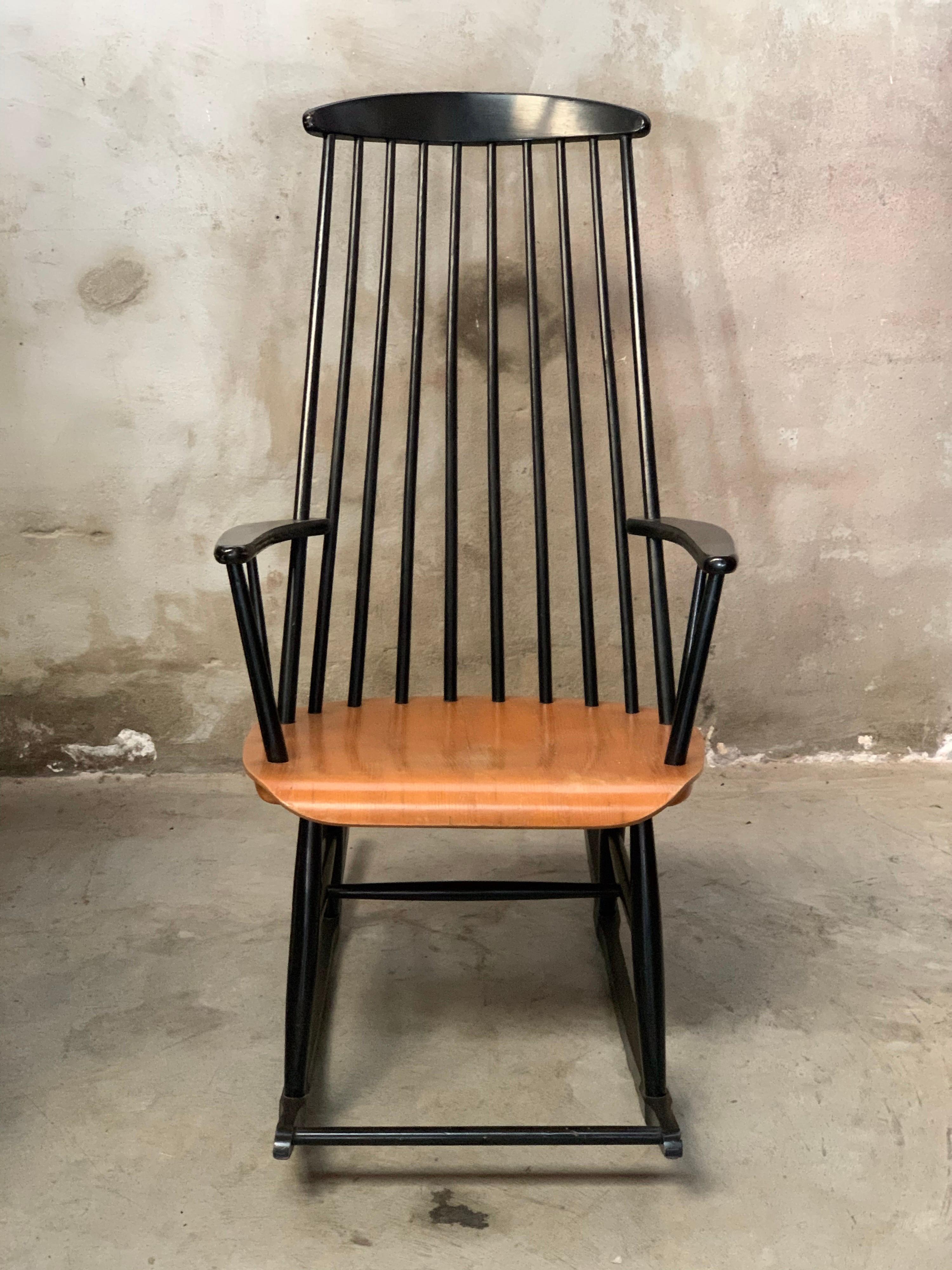 Beautiful 60s/70s rocking chair, Mademoiselle rocking chair. Inspired by Ilmari Tapiovaara. Pastoe style. Beautiful curved beech seat. Light signs of wear after 50 years and therefore still a beauty!

The whole is about 110 cm high, 60 cm wide and