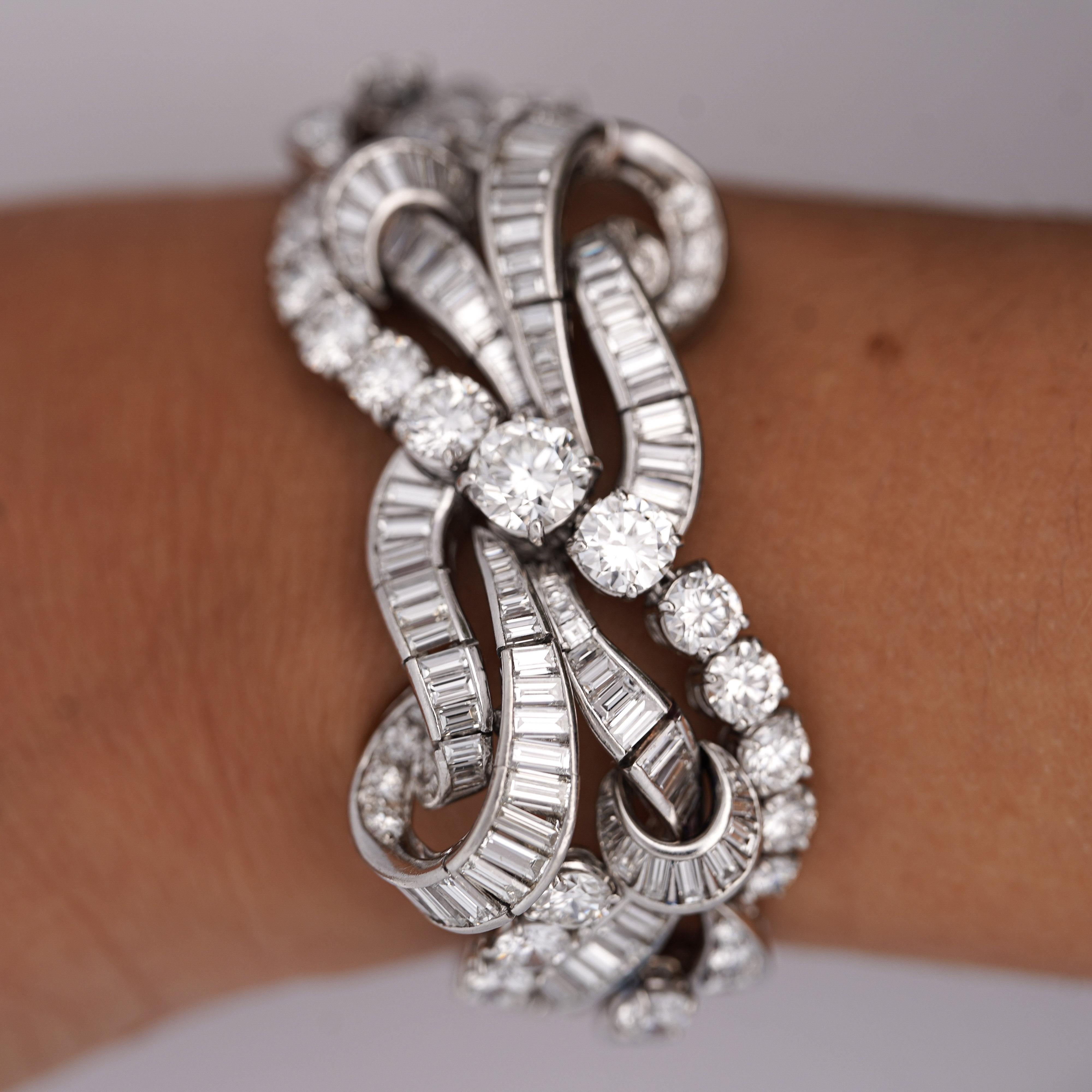 Exceptionnel bracelet en platine de l'époque rétro comprenant 260 diamants totalisant environ 60 carats dans un motif de volute élaboré combinant des diamants ronds de taille brillant et baguette (D-E/VVS1-VVS2). Elle pèse 97,15 grammes en platine