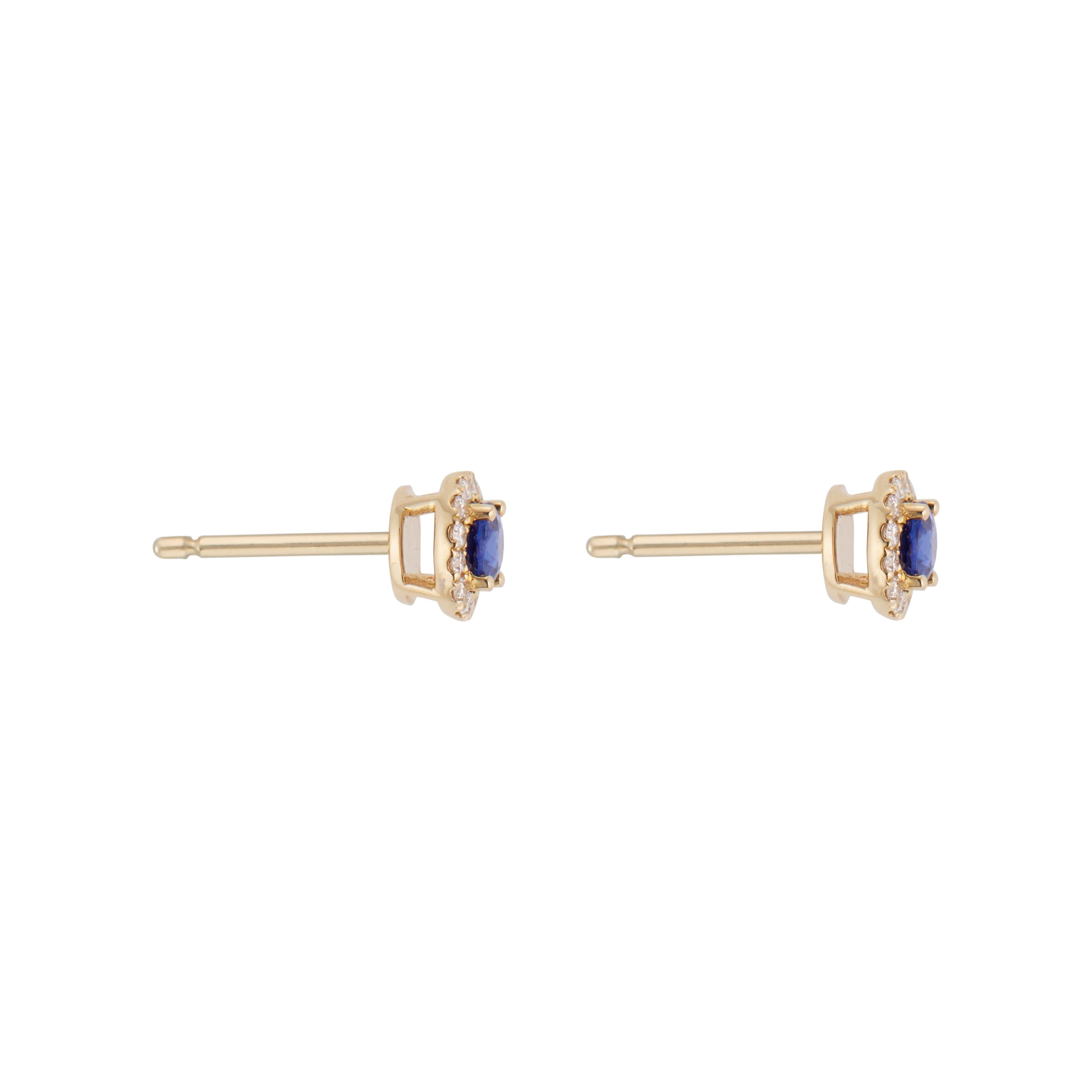 Boucles d'oreilles en or jaune avec halo de diamants et saphirs bleus de 0,60 carat Pour femmes en vente