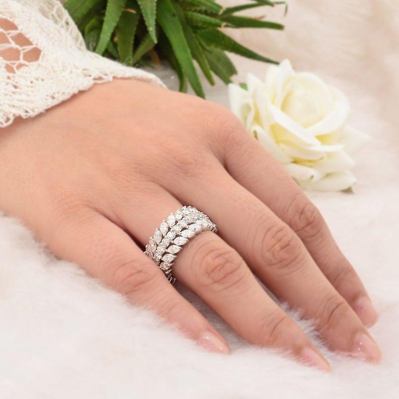 Cette bague a été méticuleusement fabriquée en or 14 carats et sertie à la main de 6,00 carats de diamants étincelants. 

La bague est de taille 7 et peut être redimensionnée en plus grand ou plus petit sur demande. 
SUIVRE  La vitrine de MEGHNA