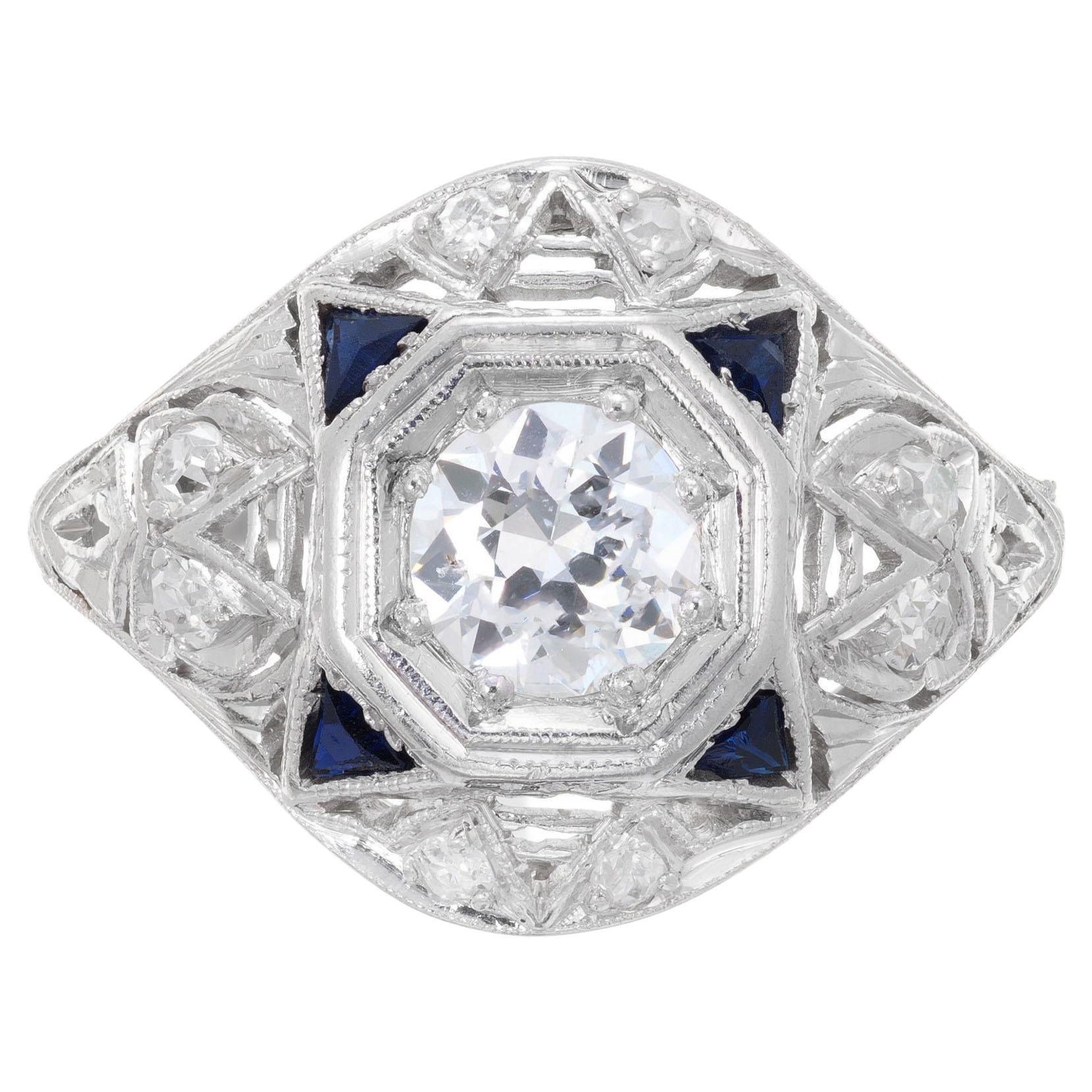 Anello a triangolo con cupola in platino con diamante e zaffiro blu da .60 carati in vendita