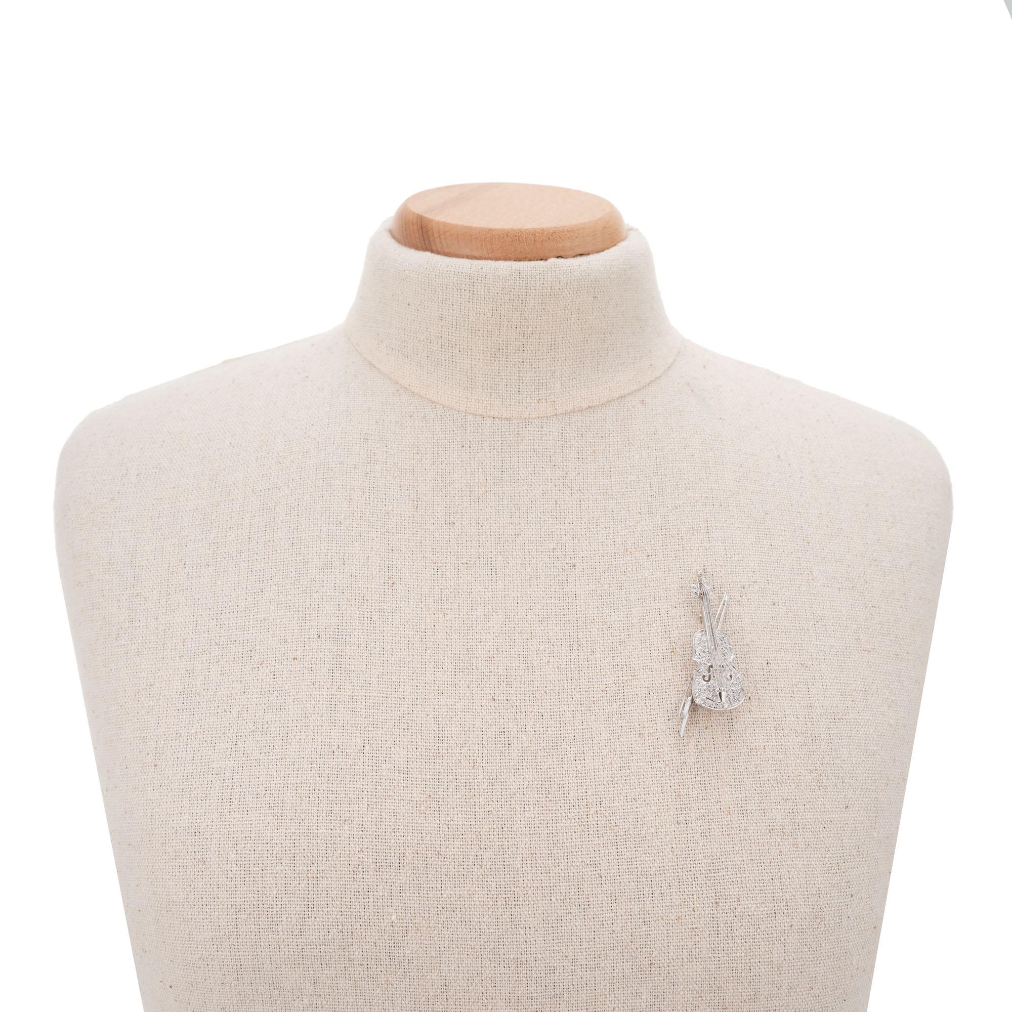 Taille baguette Broche pendentif violon en platine avec diamants de 0,60 carat en vente