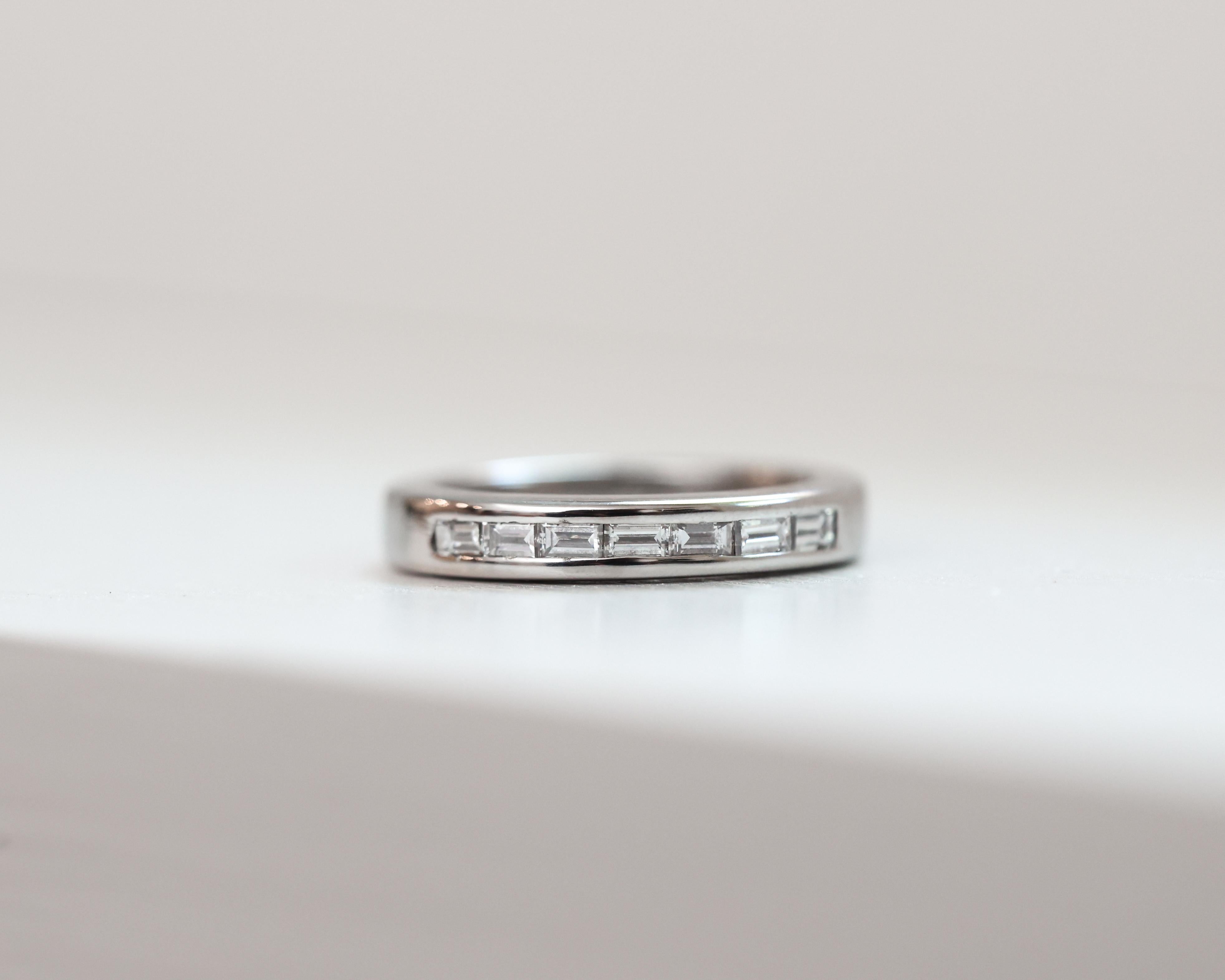 0,60 Karat Ost-West-Baguette-Diamantband in Kanalfassung 1