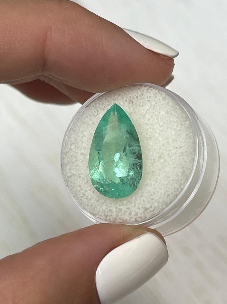 Piedra: Esmeralda
Peso: 6,0 quilates
Forma: Corte Pera
Claridad: Transparente
Lustre: Muy bueno
Color: Verde claro
Medidas: 17,73 mm x 10,21 mm x 6,22 mm
Origen geográfico: Colombia
Tratamiento: Natural, Engrasado

Observaciones: Debido a sus