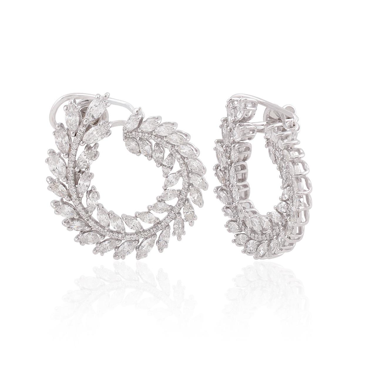 Fabriquées en or 14 carats, ces magnifiques boucles d'oreilles sont serties à la main de 6,0 carats de diamants étincelants. Disponible en or rose et jaune.

SUIVEZ la vitrine de MEGHNA JEWELS pour découvrir la dernière collection et les pièces