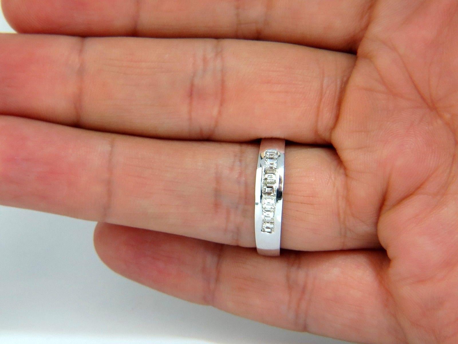 0,60 Karat natürlicher Prinzessinnen-Diamantbandring 14 Karat Kanalreihe im Zustand „Neu“ im Angebot in New York, NY