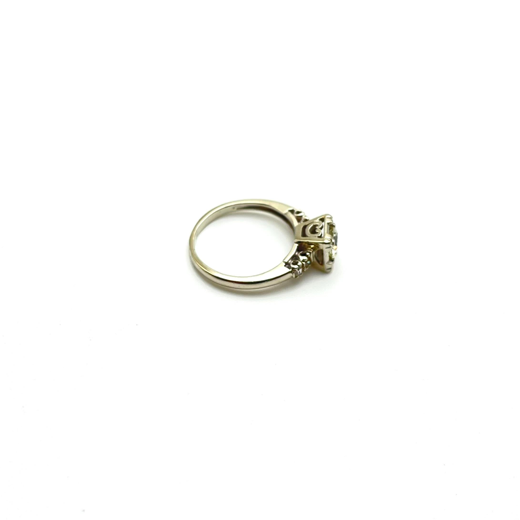 Taglio rotondo Anello di fidanzamento con diamante vintage in oro bianco 14K in vendita