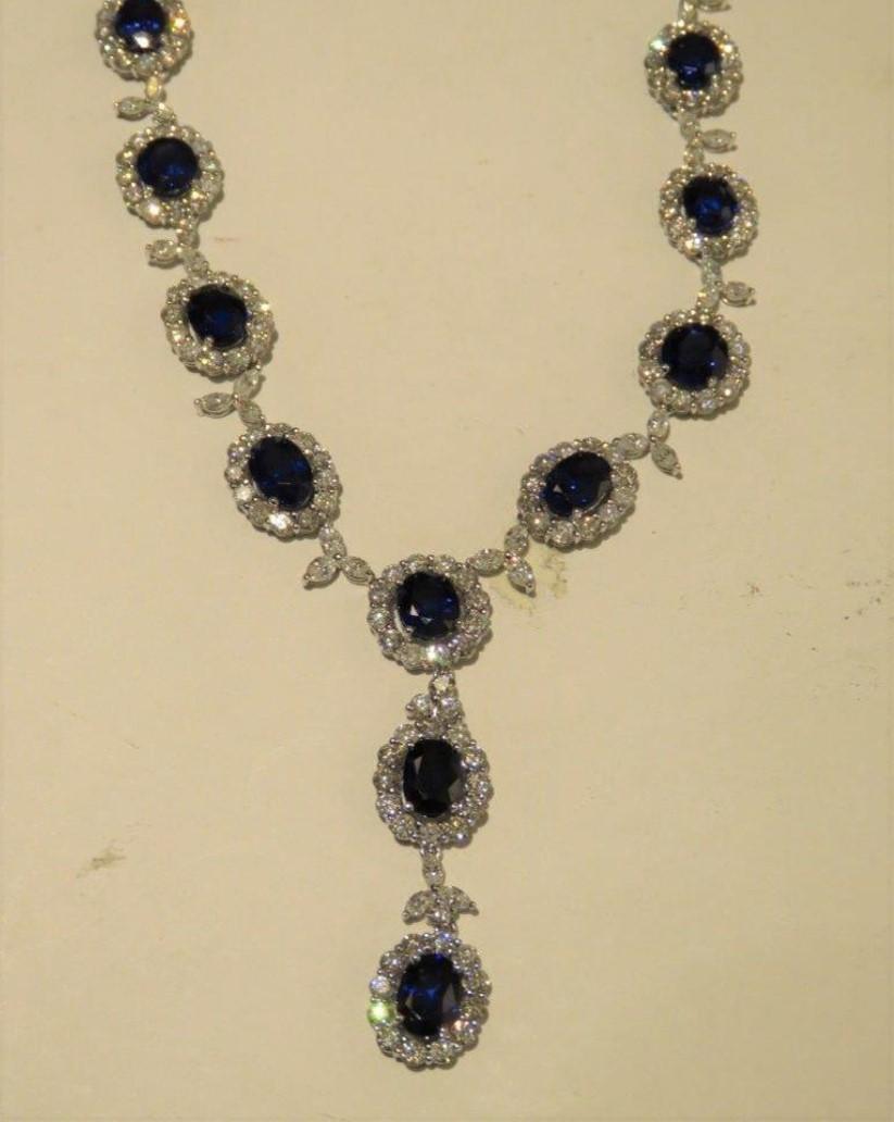 Il seguente articolo è un'importante e rara collana di diamanti e zaffiri blu di Ceylon in oro bianco 18 carati, composta da circa 20 carati di raffinati zaffiri blu ovali e diamanti e diamanti in tutto il corpo. Presenta grandi zaffiri di magnifica
