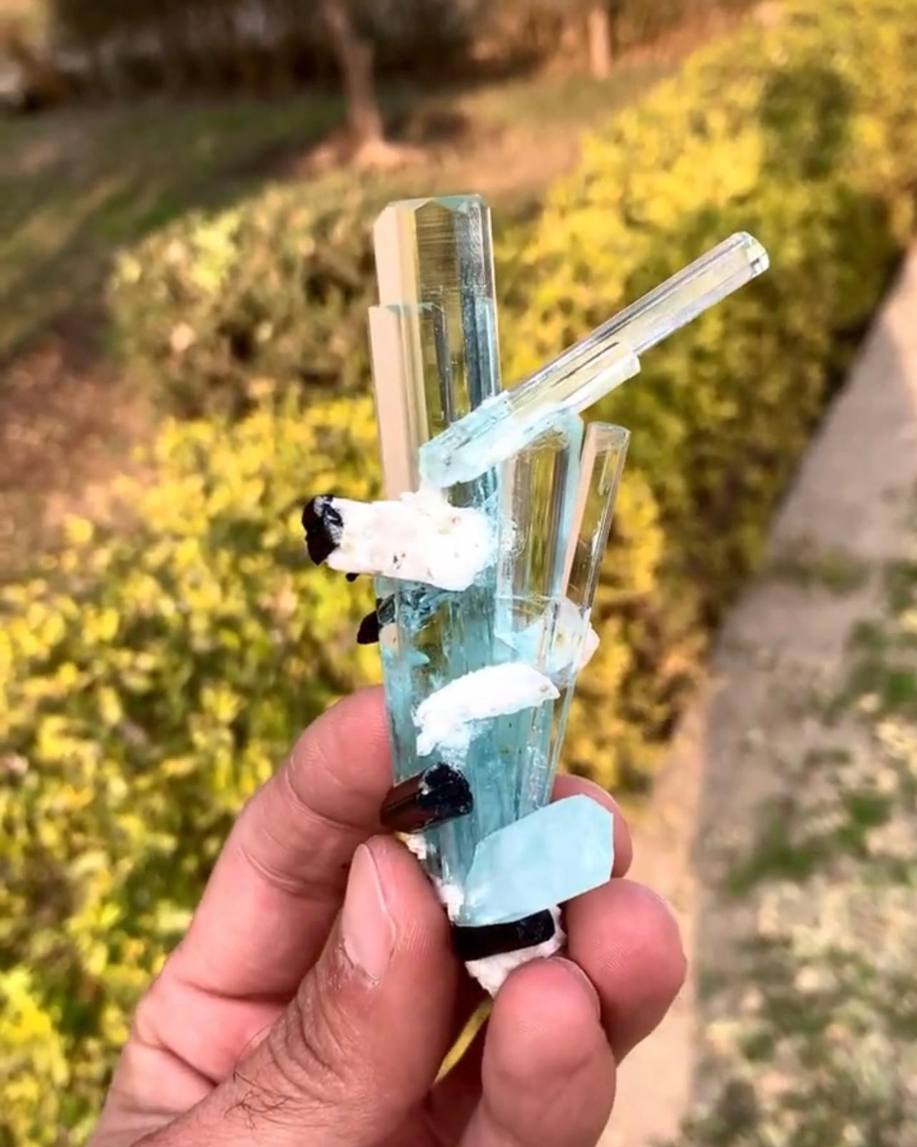 Cluster di 60 grammi di cristalli di acquamarina con scorza e albite dal Pakistan In condizioni buone in vendita a Peshawar, PK