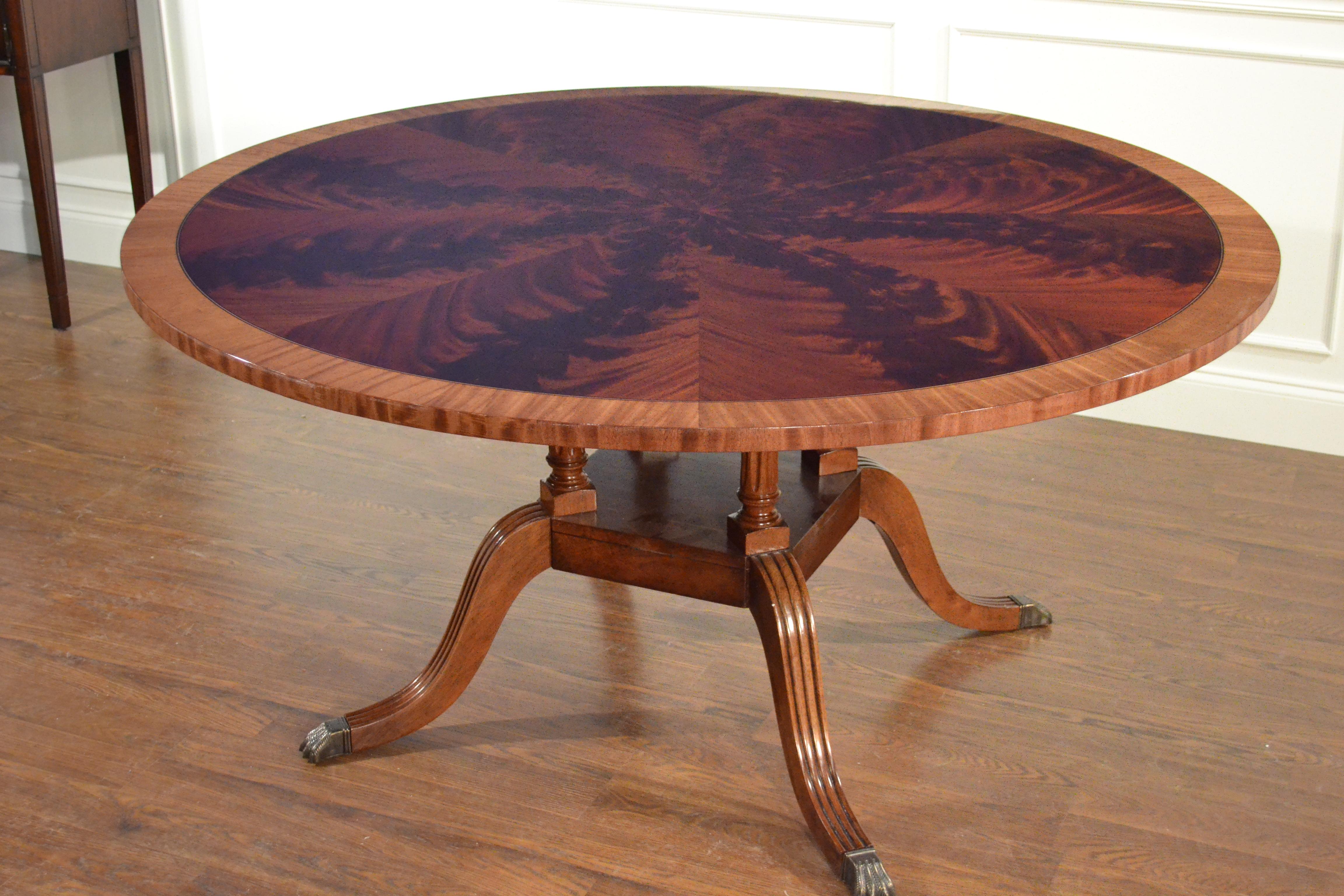 Georgien Table de salle à manger ronde à piédestal en acajou de style géorgien par Leighton Hall en vente