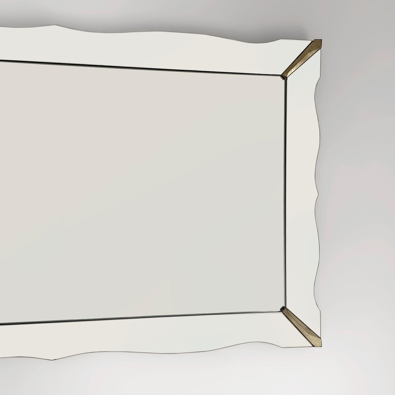 Espejo de pared biselado italiano de mediados de siglo de 60