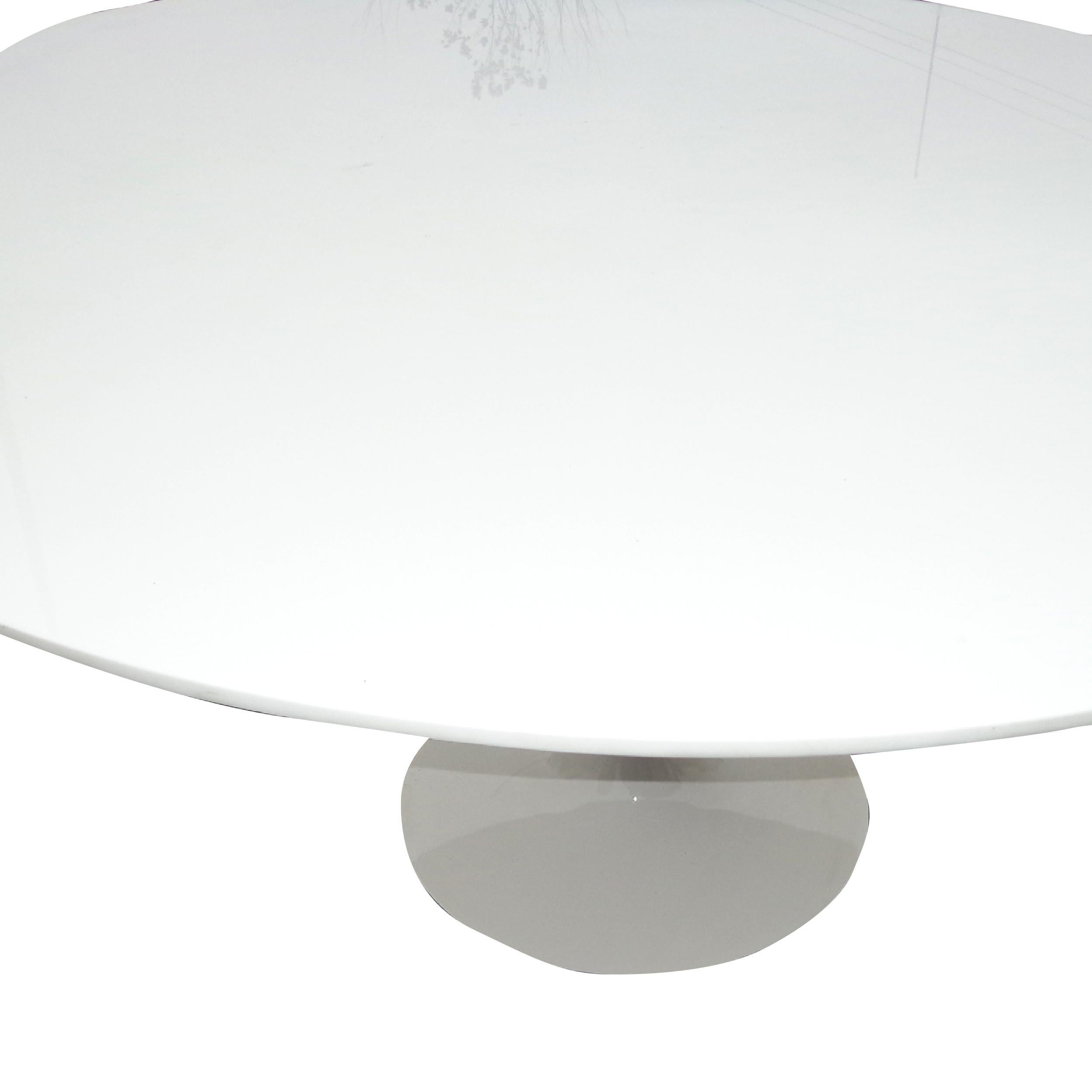 Table Knoll Saarinen avec plateau en céramique blanc glace personnalisé Bon état - En vente à Pasadena, TX