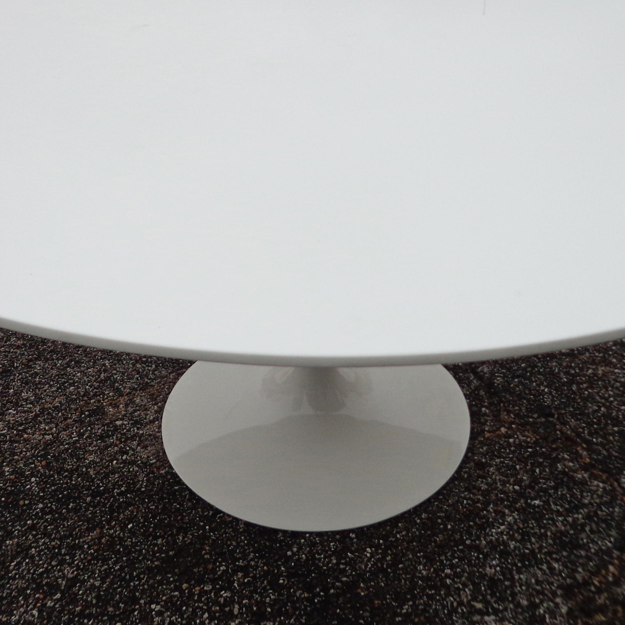 20ième siècle Table Knoll Saarinen avec plateau en céramique blanc glace personnalisé en vente
