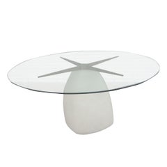 Table de salle à manger moderne sculpturale à base de composition moulée et plateau en verre