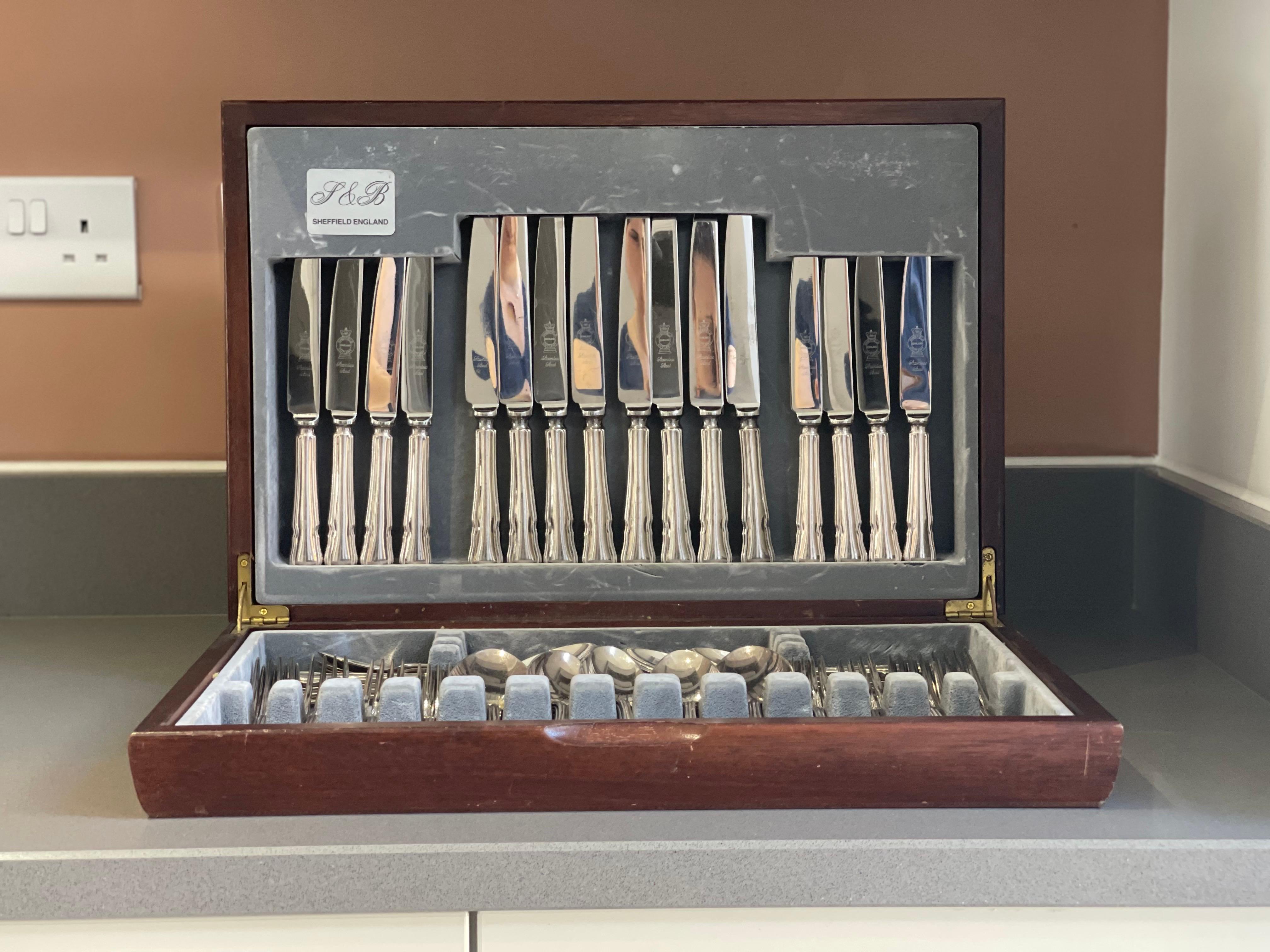 Rare coffret de 60 cuillères anciennes en argent plaqué de grande valeur.  Une élégante cantine de couverts pour 8 personnes en métal argenté de Sheffield, 60 pièces, datant du milieu du 20e siècle.

Comprend 8x de chaque article et 4 grandes