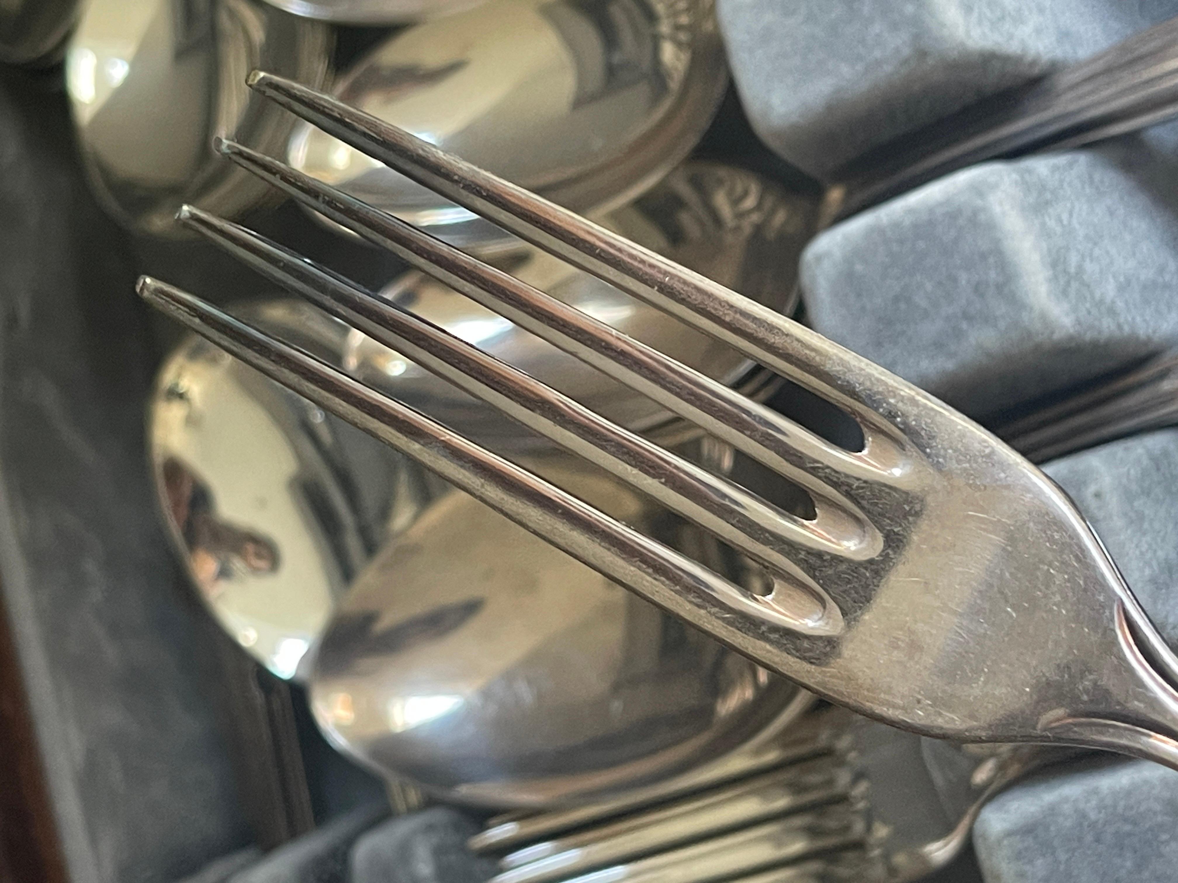 Sculpté Service de couverts anglais vintage de 60 pièces en métal argenté à motif de rois X8 en vente