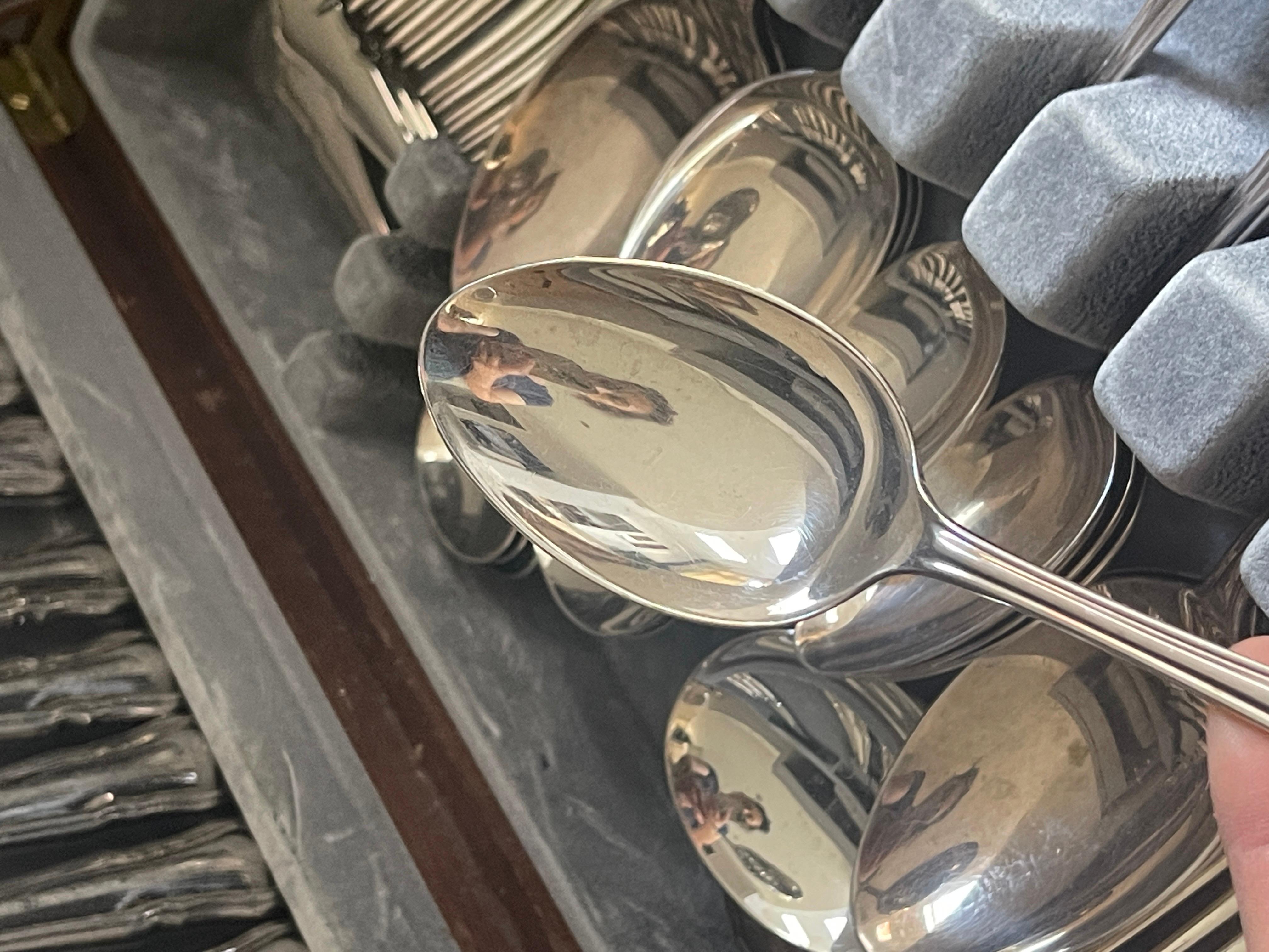 Milieu du XXe siècle Service de couverts anglais vintage de 60 pièces en métal argenté à motif de rois X8 en vente