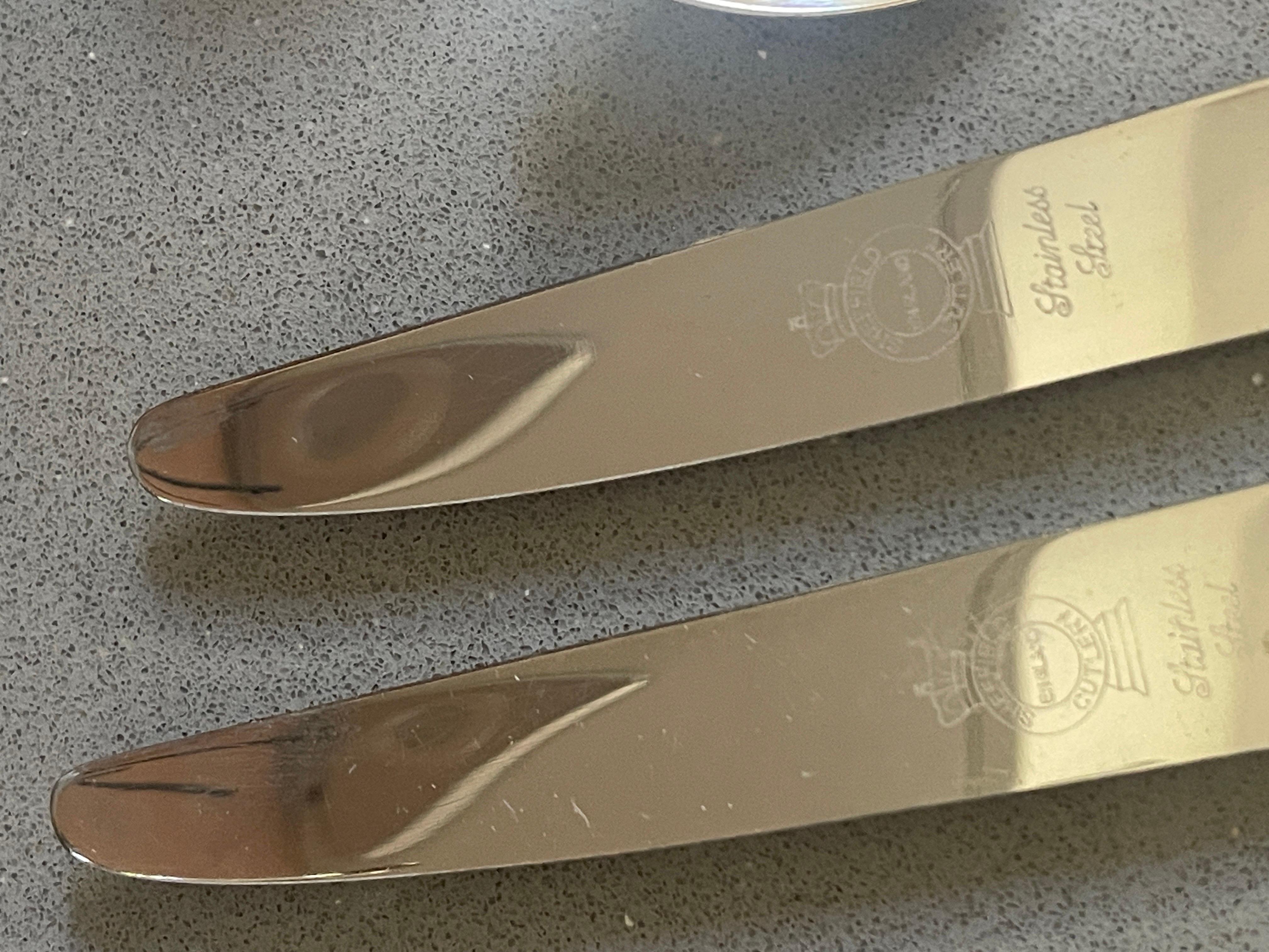 Plaqué or Service de couverts anglais vintage de 60 pièces en métal argenté à motif de rois X8 en vente