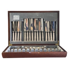 Juego de 60 cubiertos de plata inglesa de época con diseño de reyes X8