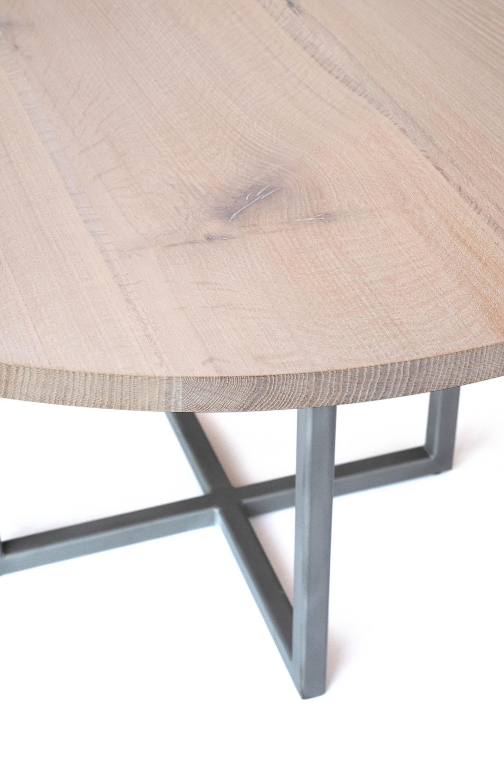 American Craftsman Table de salle à manger ronde de 60 po en chêne blanc et incrustations d'étain Base moderne à piédestal en acier en vente