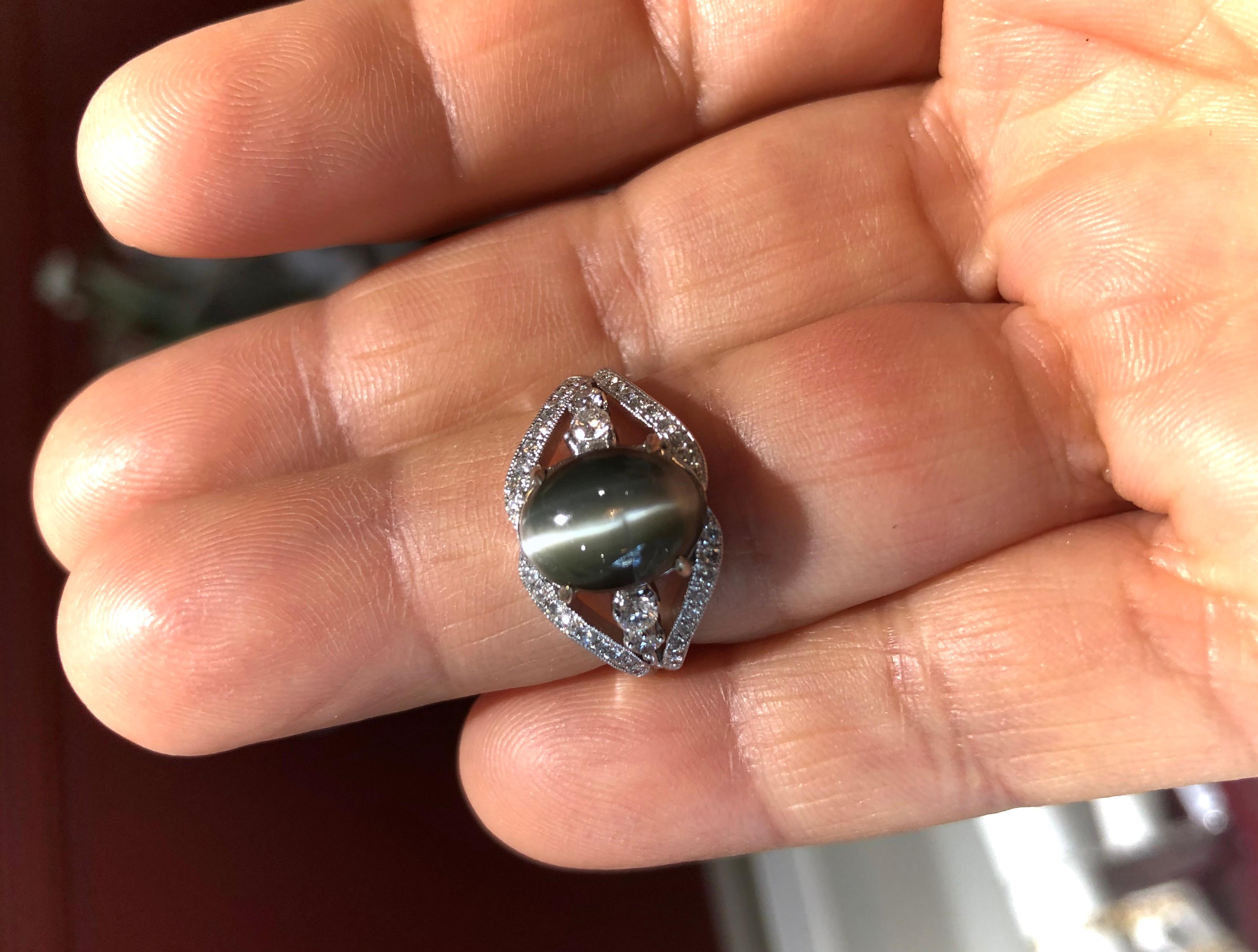 Classic and finely detailed oval cabochon Alexandrite Cat's Eye ring accent whit diamonds, the ring is made of 18K white gold.

Alexandrite Cat's Eye (Chrysoberyl) 5.60 carat

Diamonds F-G/SI1 3/8 carat

Total gemstone weight 6.00 carats

Total ring