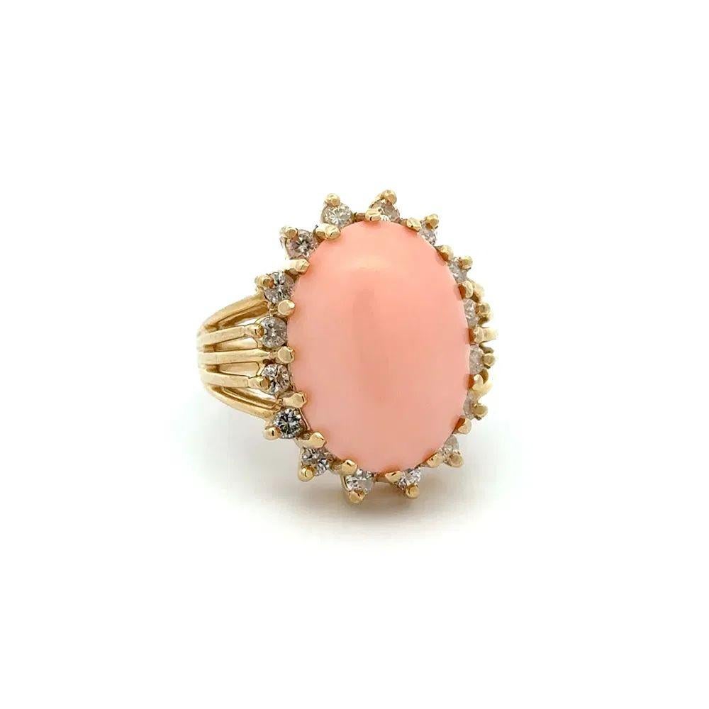 Semplicemente bello! Classico e finemente dettagliato anello da cocktail in corallo e diamanti. Al centro un corallo di pelle d'angelo da 6 carati incastonato a mano in modo sicuro. Circondato da diamanti, circa 0.48tcw. Montaggio artigianale in oro