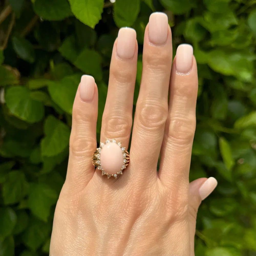 Modernista 6,00 carati di corallo pelle d'angelo e anello aureolato con diamanti Estate Jewelry