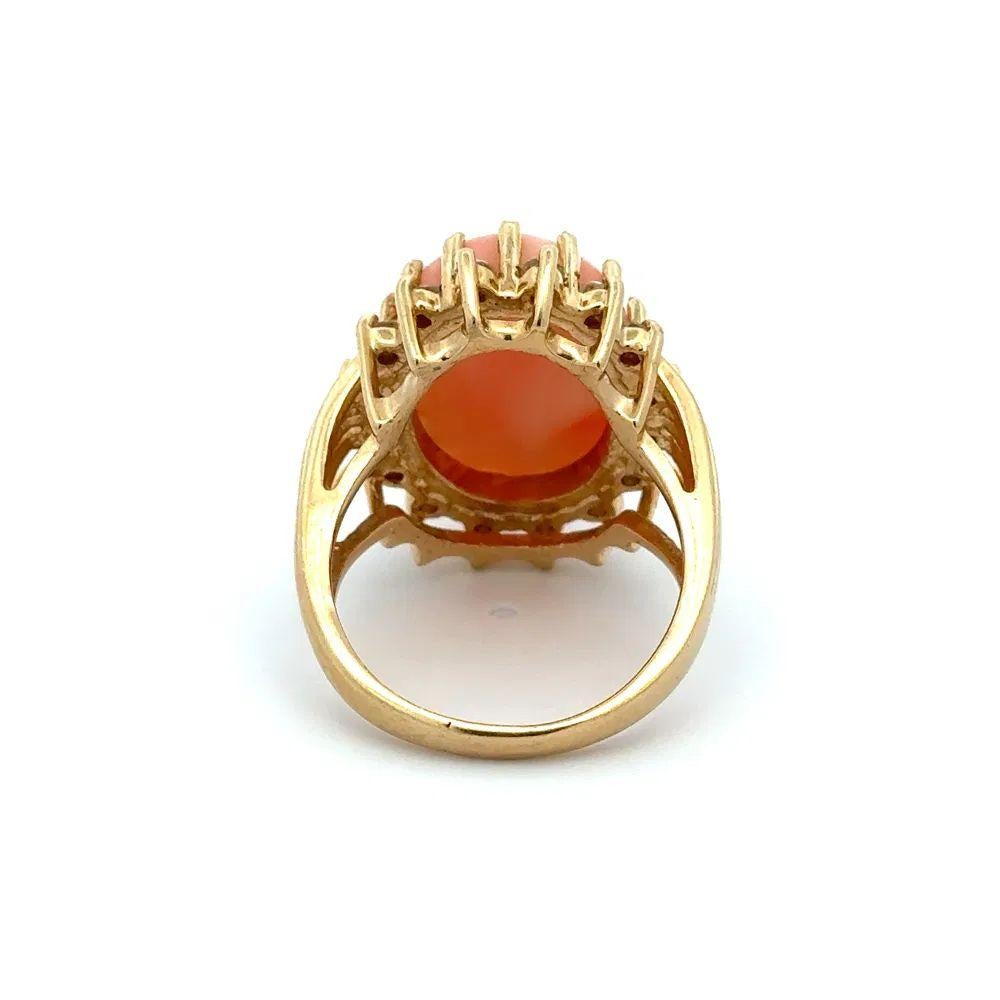 6,00 carati di corallo pelle d'angelo e anello aureolato con diamanti Estate Jewelry In condizioni ottime a Montreal, QC