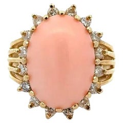 6,00 carati di corallo pelle d'angelo e anello aureolato con diamanti Estate Jewelry