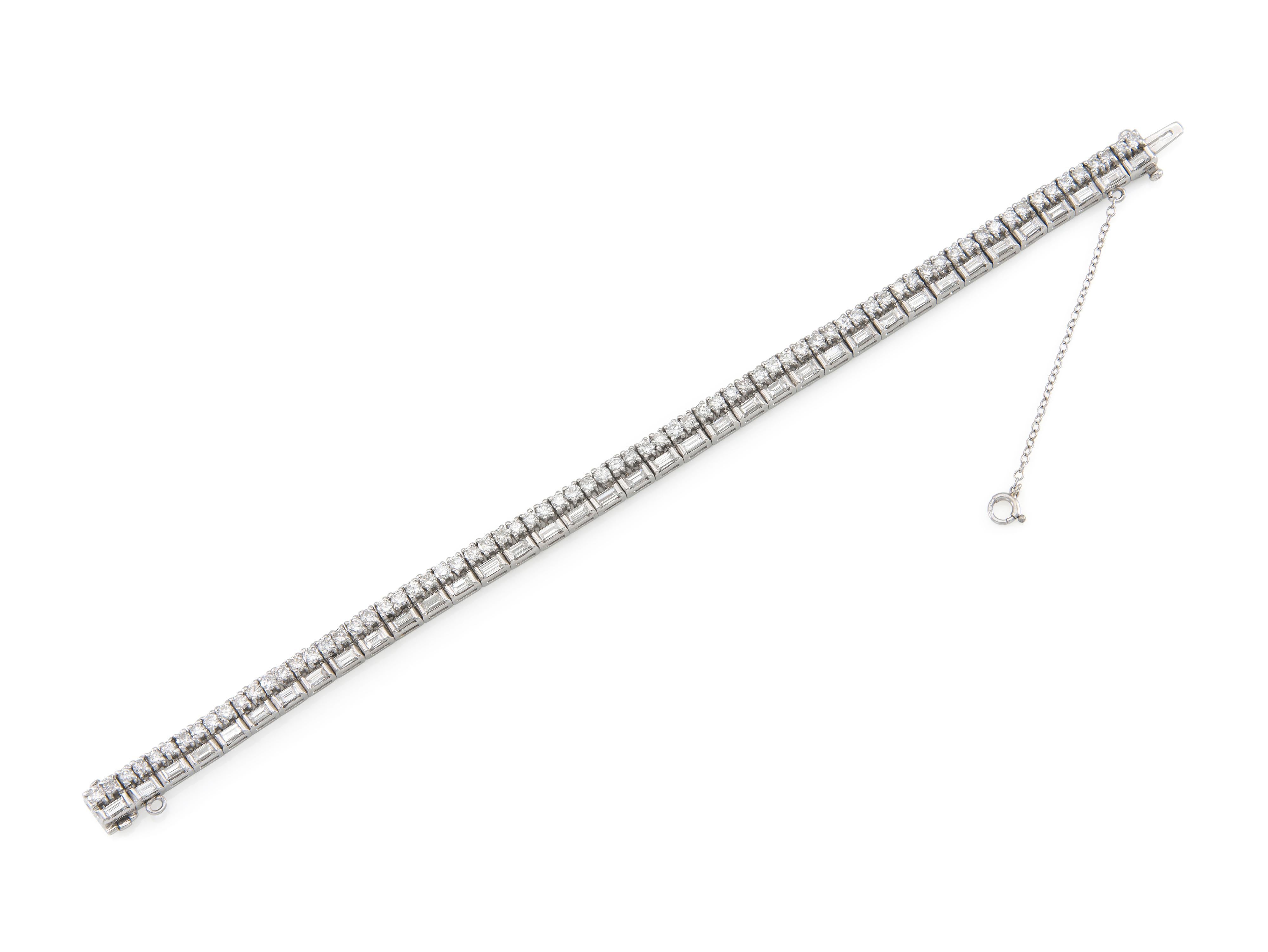 Finement réalisé en platine avec 35 diamants baguettes et 70 diamants ronds de taille brillant pesant approximativement un total de 6,00 carats.
Taille 6 1/2 pouces