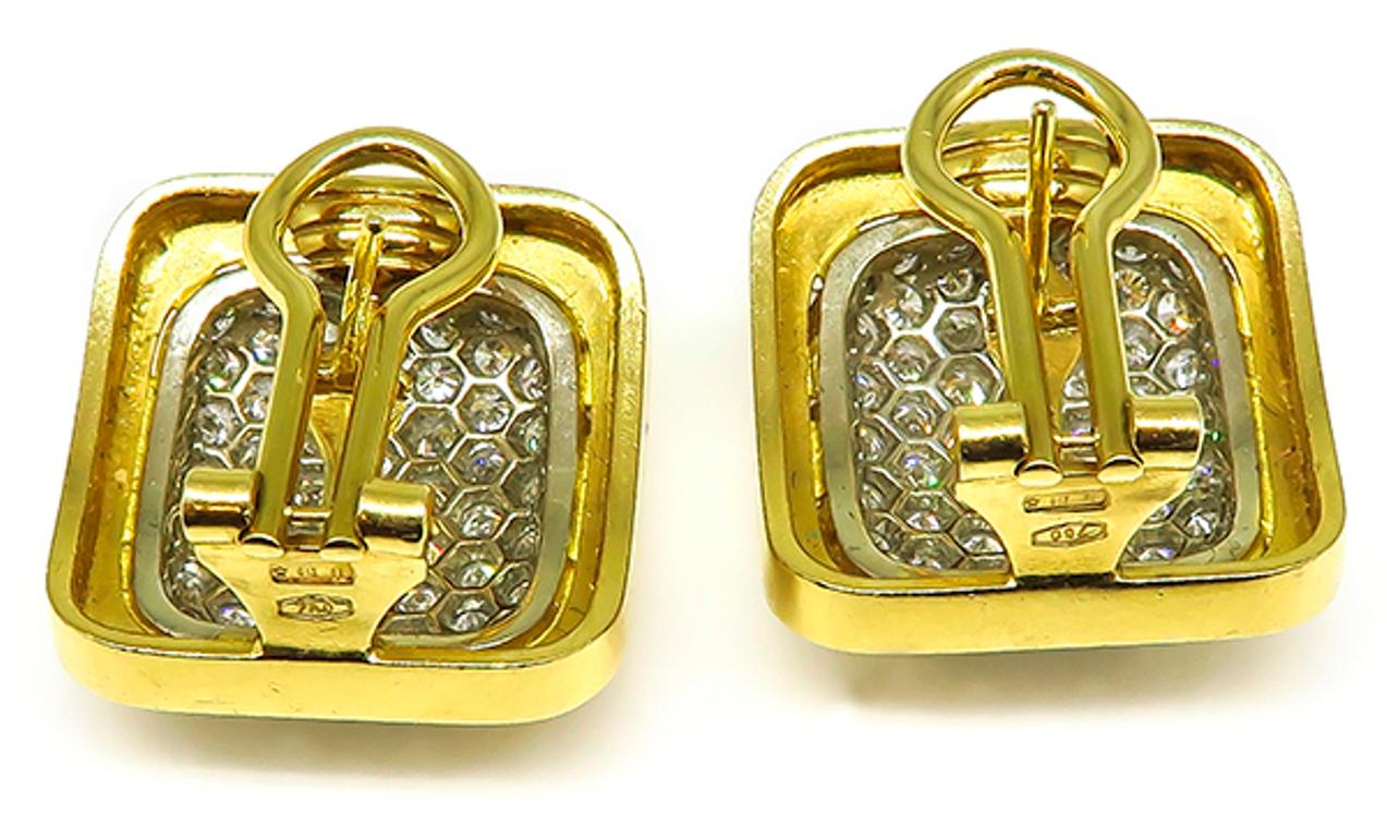 Dieses bezaubernde Paar Ohrringe aus 18-karätigem Gelbgold besteht aus funkelnden, rund geschliffenen Diamanten mit einem Gewicht von ca. 6,00 ct. in der Farbe F-G und der Reinheit VS. Die Ohrringe sind 21 mm x 20 mm groß und wiegen 20,2 Gramm.
Die
