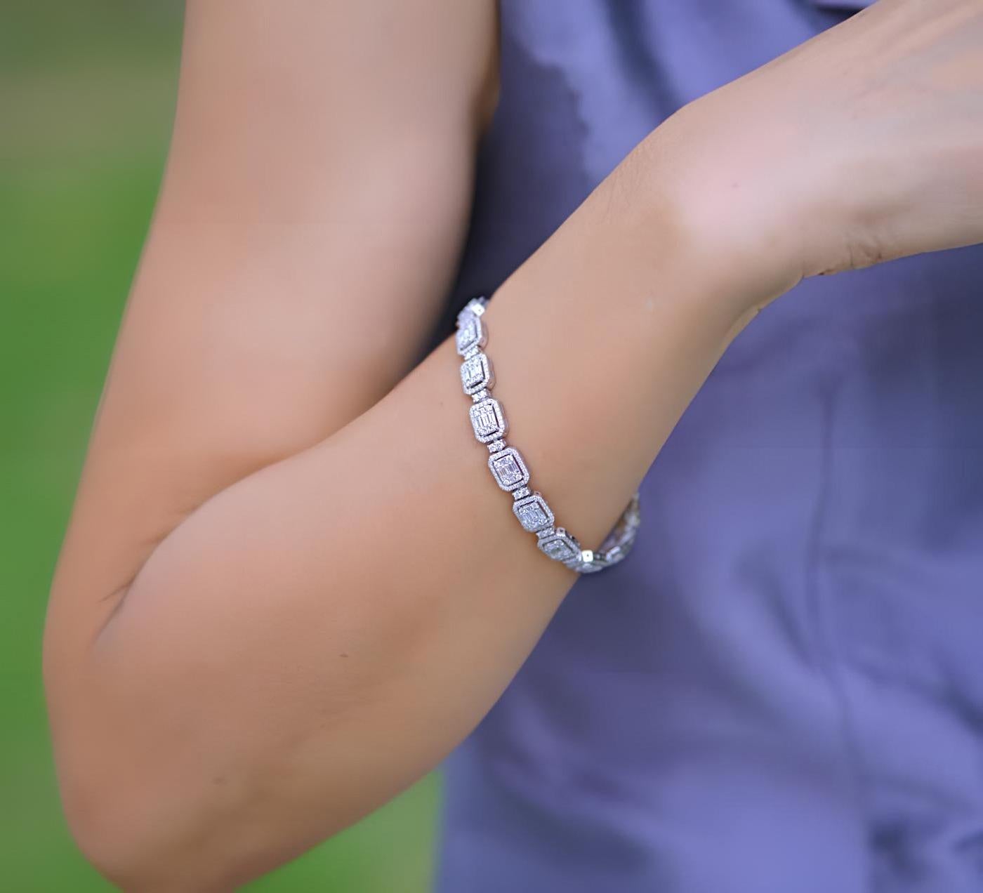 18 kt Weißgold Diamantarmband mit Baguetteschliff Diamant Smaragd Form Halo Fassung 

Ein auffälliges Stück mit Diamanten im Baguetteschliff in Smaragdform in Halo-Fassung mit abwechselnd runden Brillanten

18ct Weißgold Individuelles Armband