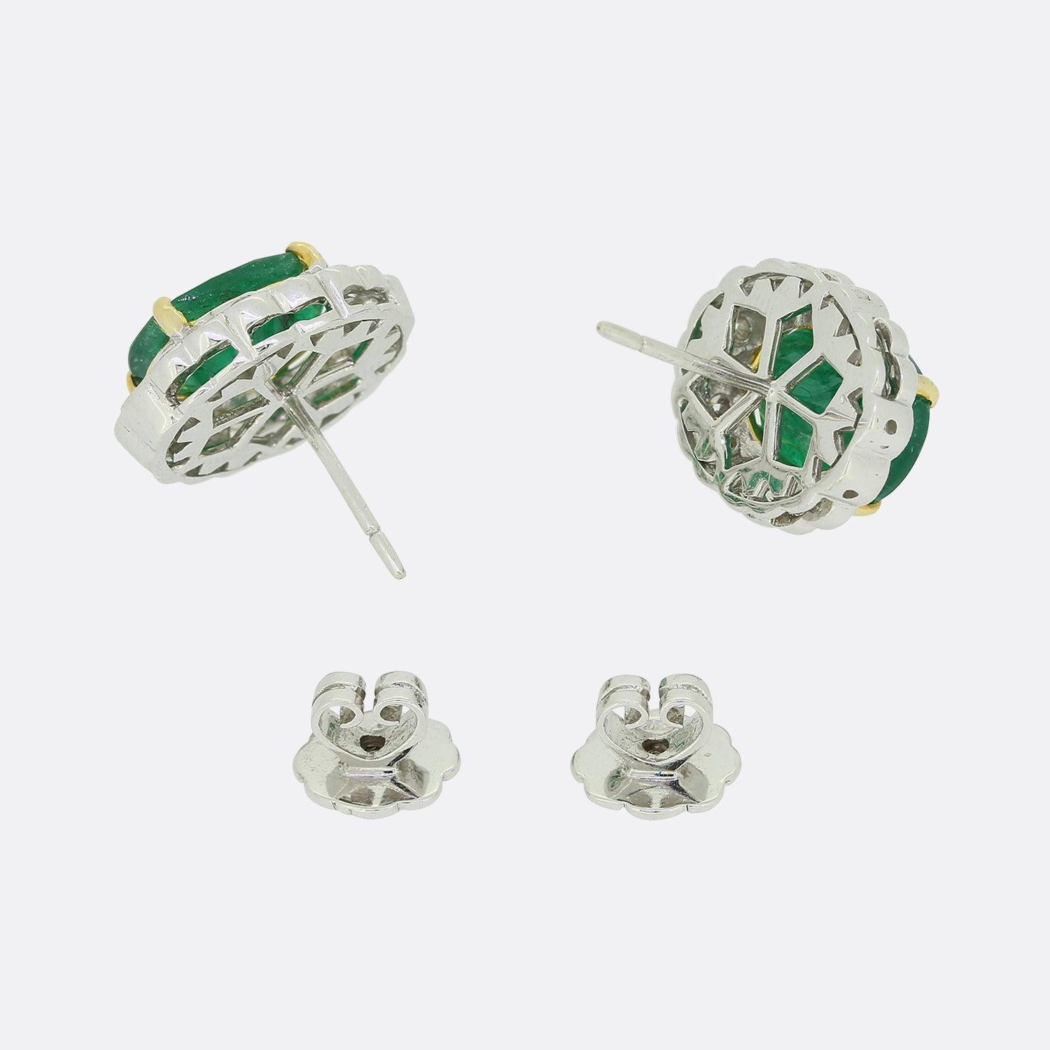 6,00 Karat Smaragd- und Diamant-Cluster-Ohrstecker (Ovalschliff) im Angebot