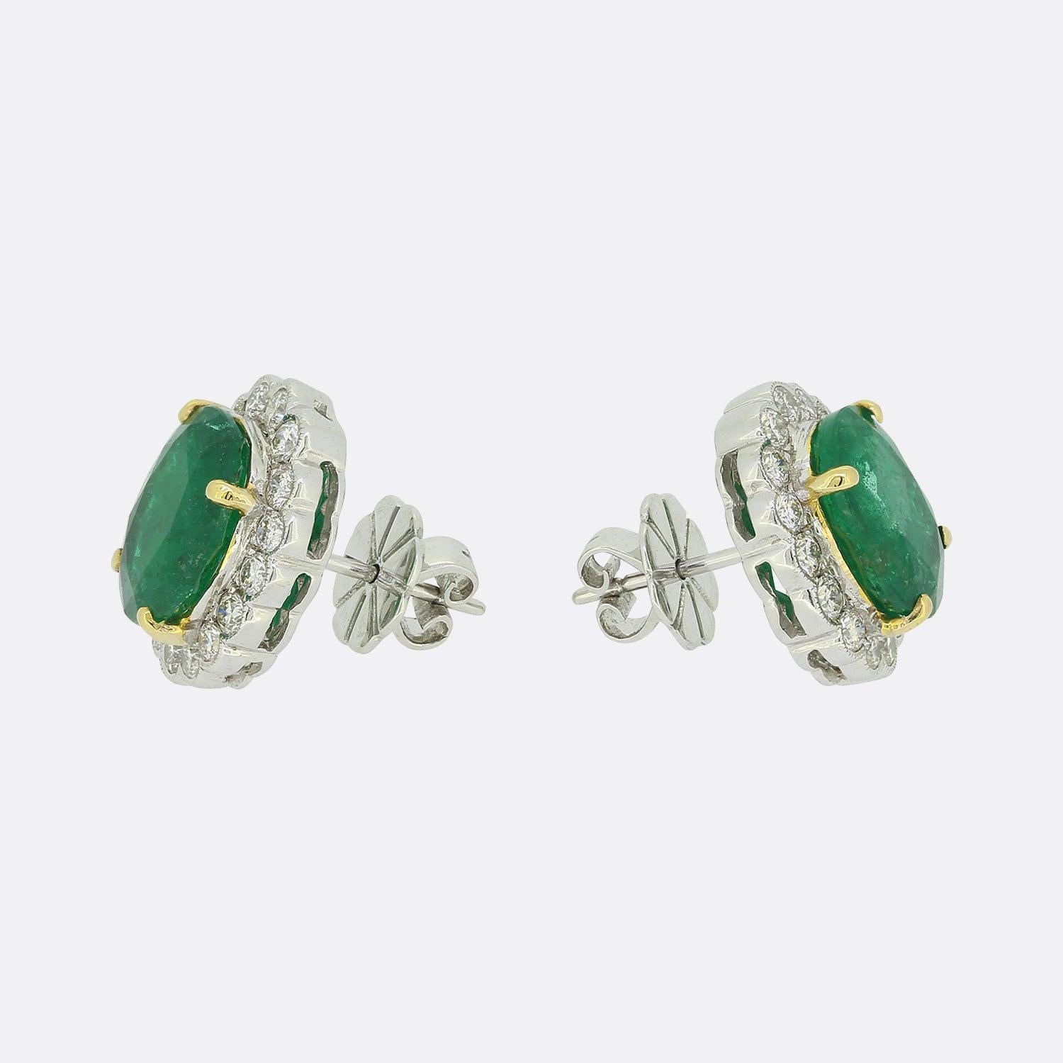6,00 Karat Smaragd- und Diamant-Cluster-Ohrstecker im Zustand „Gut“ im Angebot in London, GB