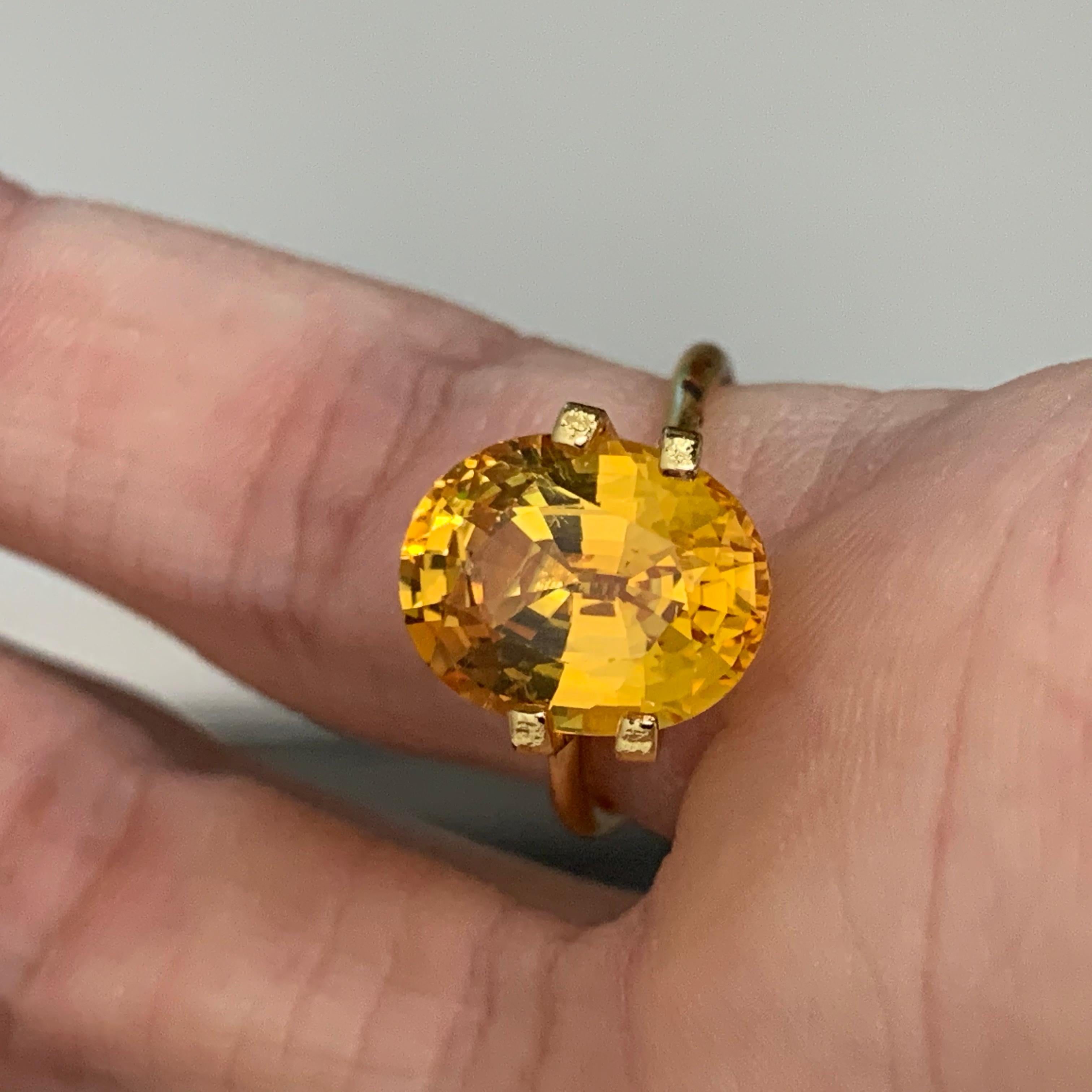 Women's 6.00 Carat Golden Yellow Ova Sapphire Loose Gemstone For Sale