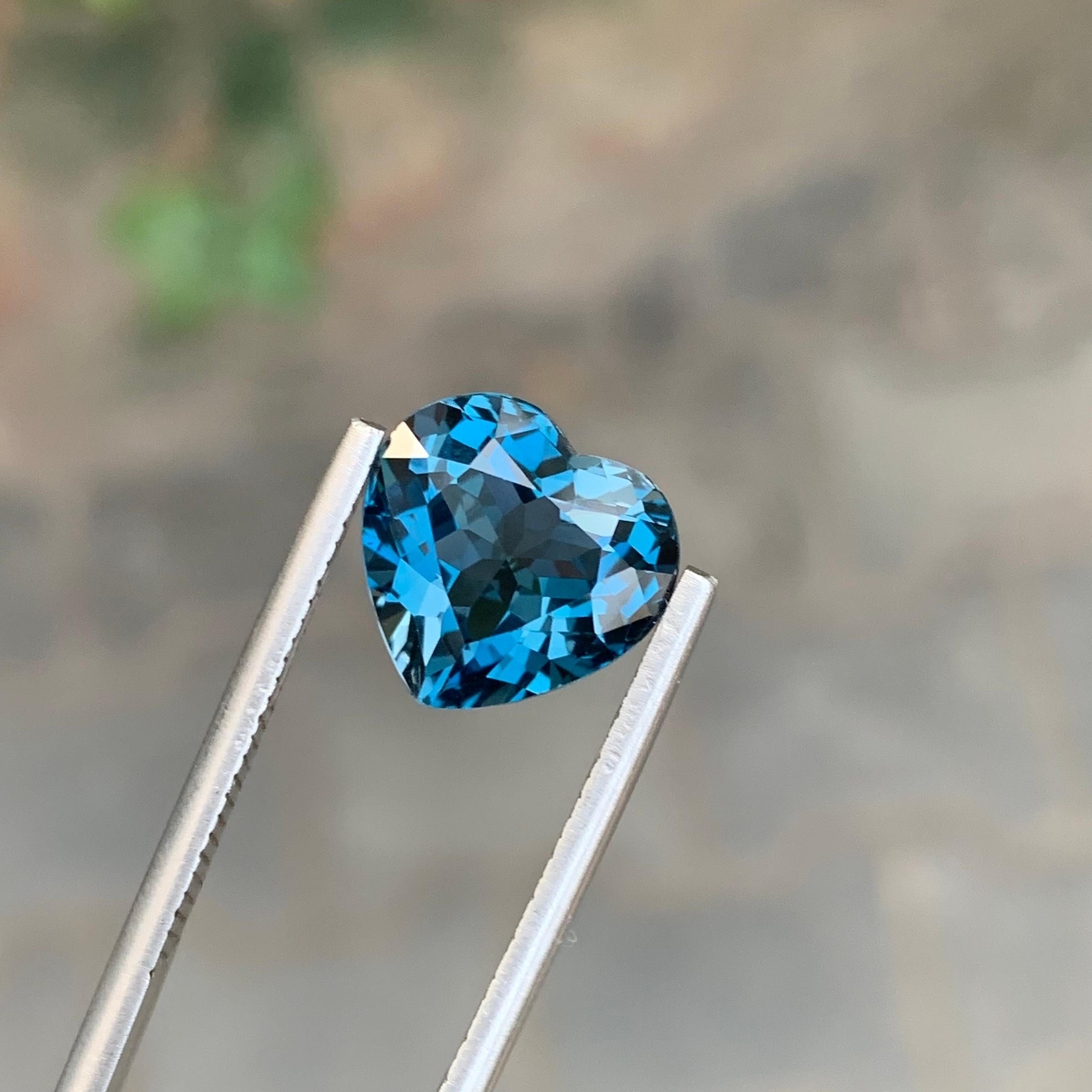 Superbe topaze bleue londonienne facettée en forme de cœur de 6,00 carats en vente 4