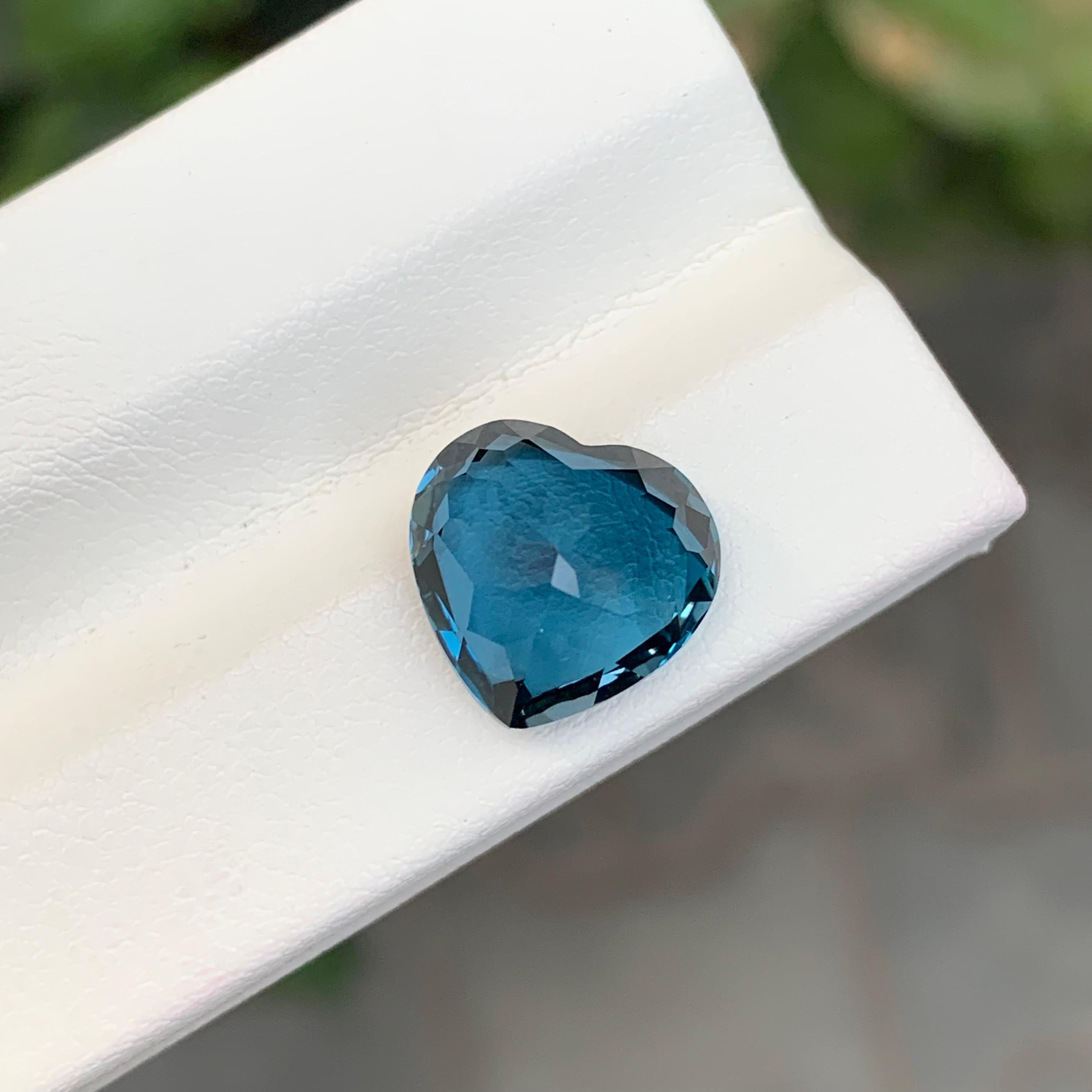Taille cœur Superbe topaze bleue londonienne facettée en forme de cœur de 6,00 carats en vente