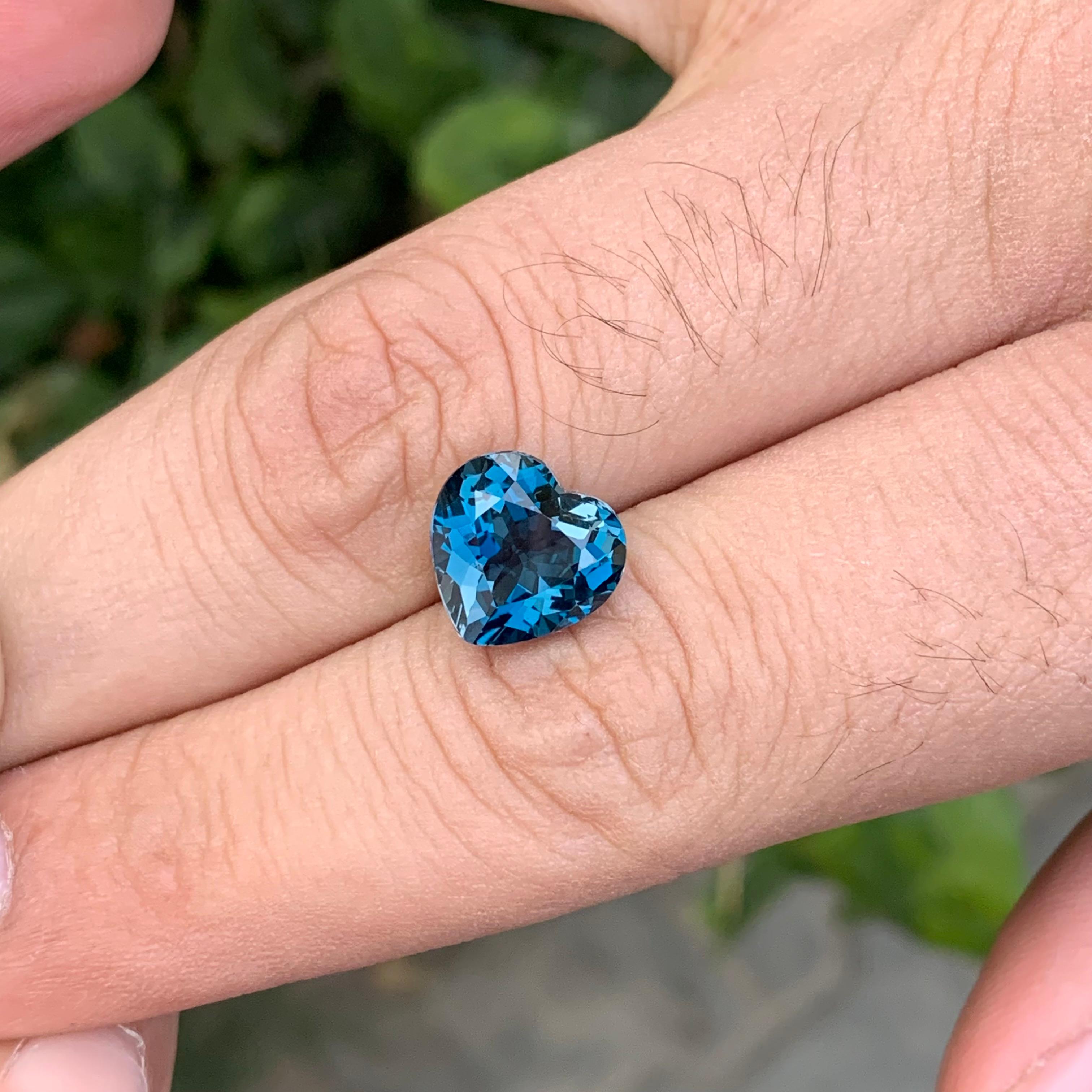 Superbe topaze bleue londonienne facettée en forme de cœur de 6,00 carats en vente 1