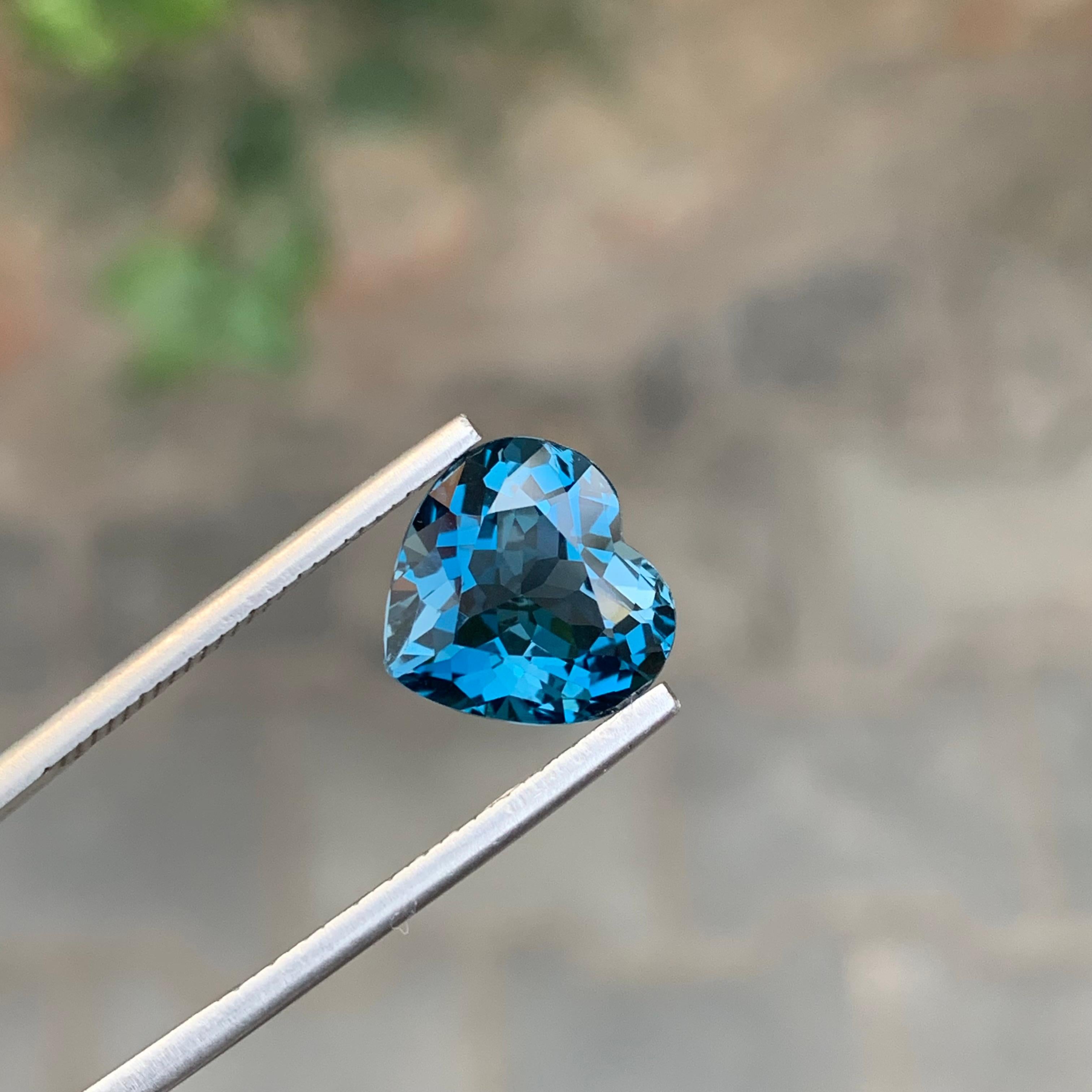 Superbe topaze bleue londonienne facettée en forme de cœur de 6,00 carats en vente 3