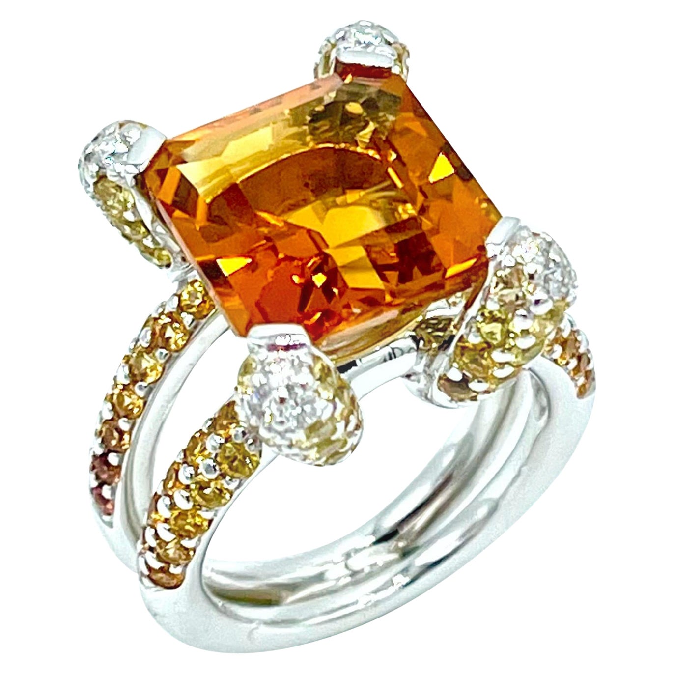 Anillo de oro blanco con citrino de Madeira de 6,00 quilates en un diamante pavé y citrino